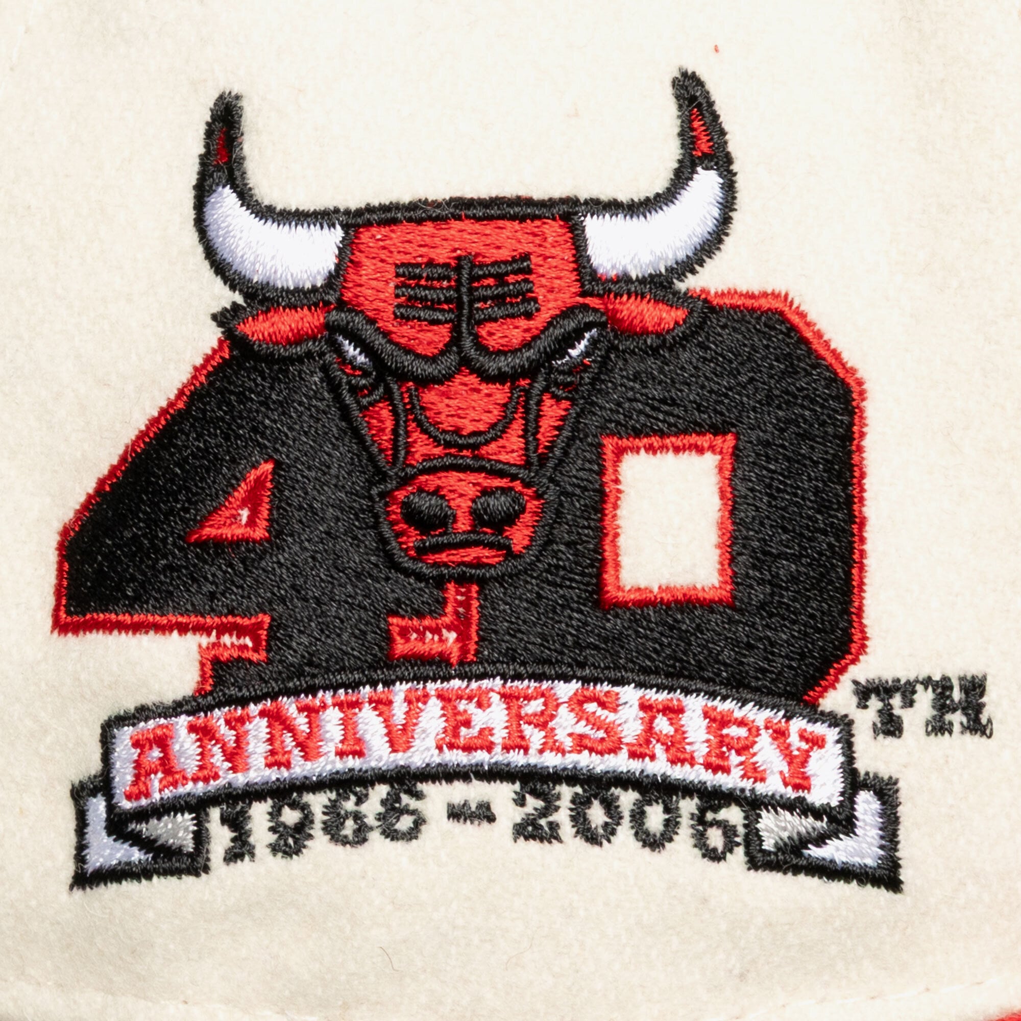 Casquette unisexe Mitchell & Ness crème Chicago Bulls Team Pro ajustable