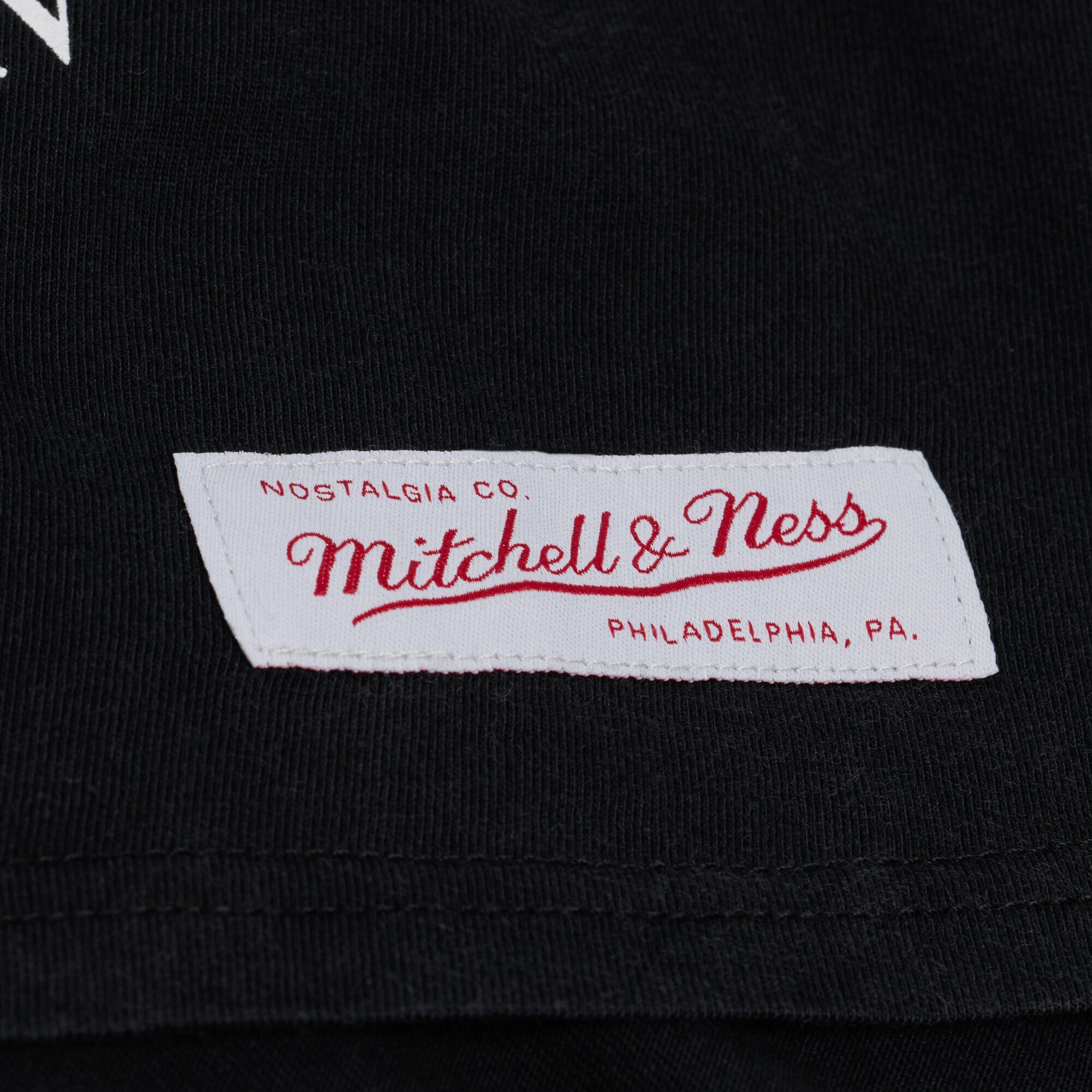T-shirt court à imprimé graphique Chicago Bulls noir pour femme de Mitchell & Ness