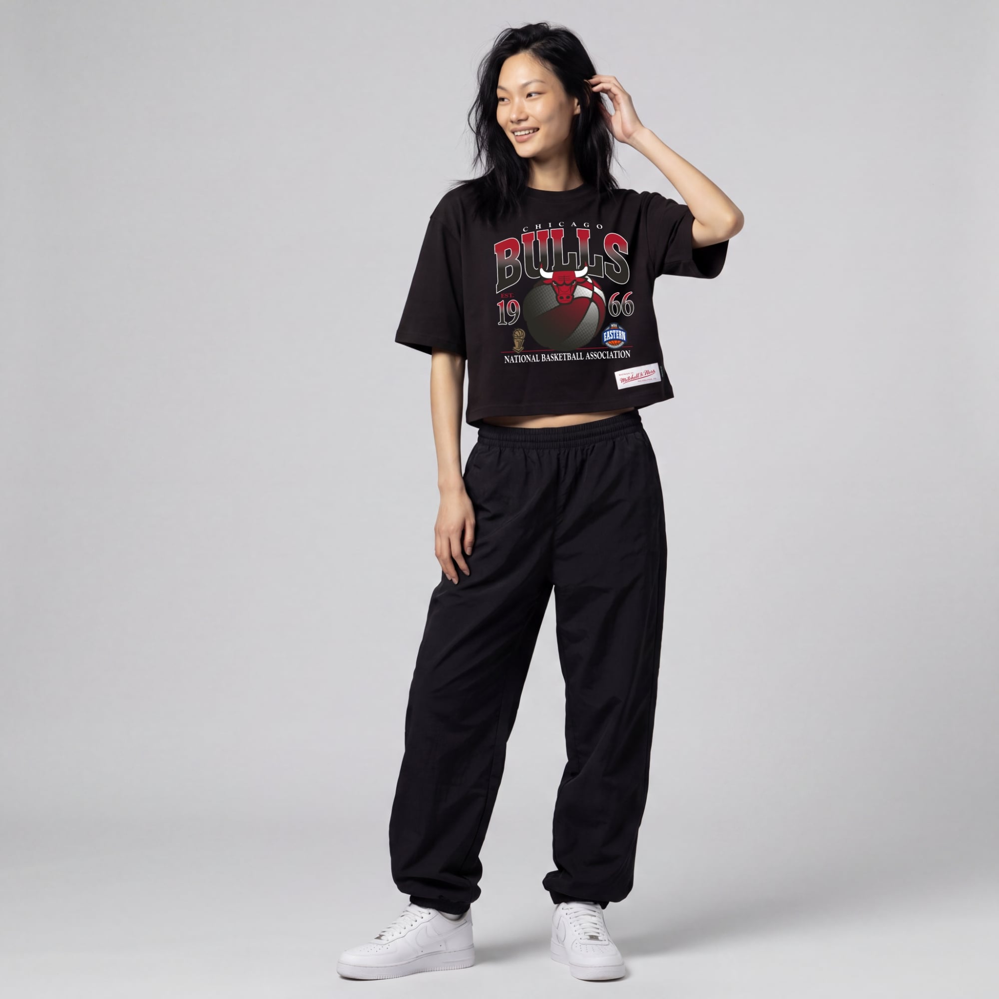 T-shirt court à imprimé graphique Chicago Bulls noir pour femme de Mitchell & Ness