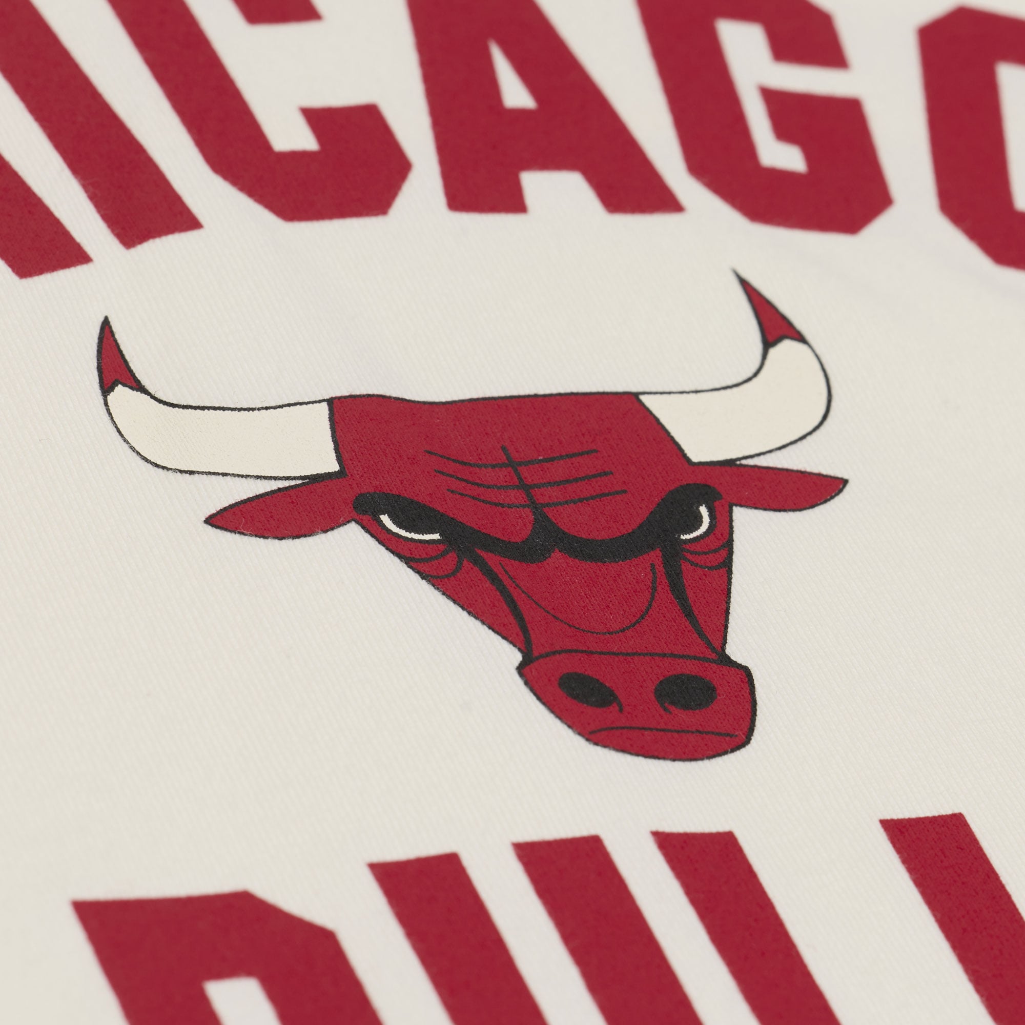 T-shirt court à col en V Mitchell & Ness crème Chicago Bulls Retro Roots Hardwood Classics pour femme