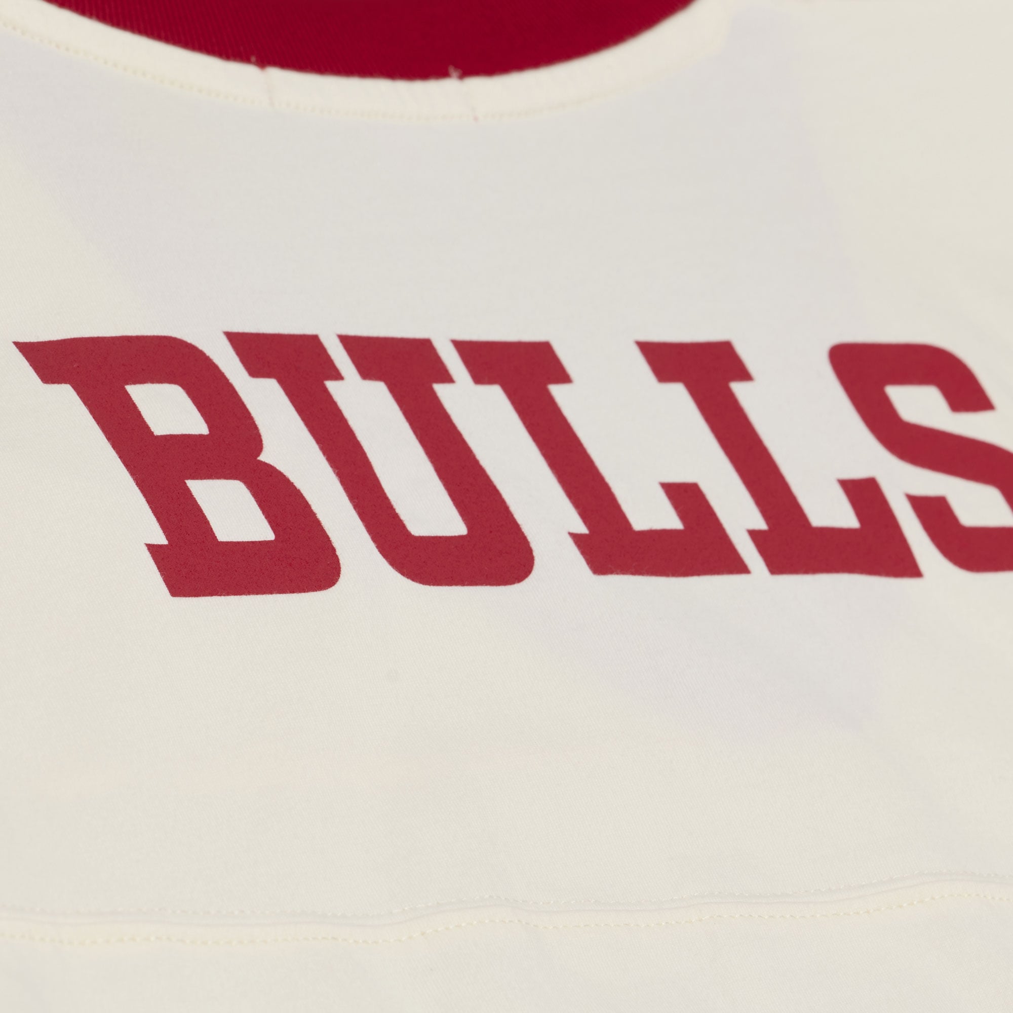 T-shirt court à col en V Mitchell & Ness crème Chicago Bulls Retro Roots Hardwood Classics pour femme