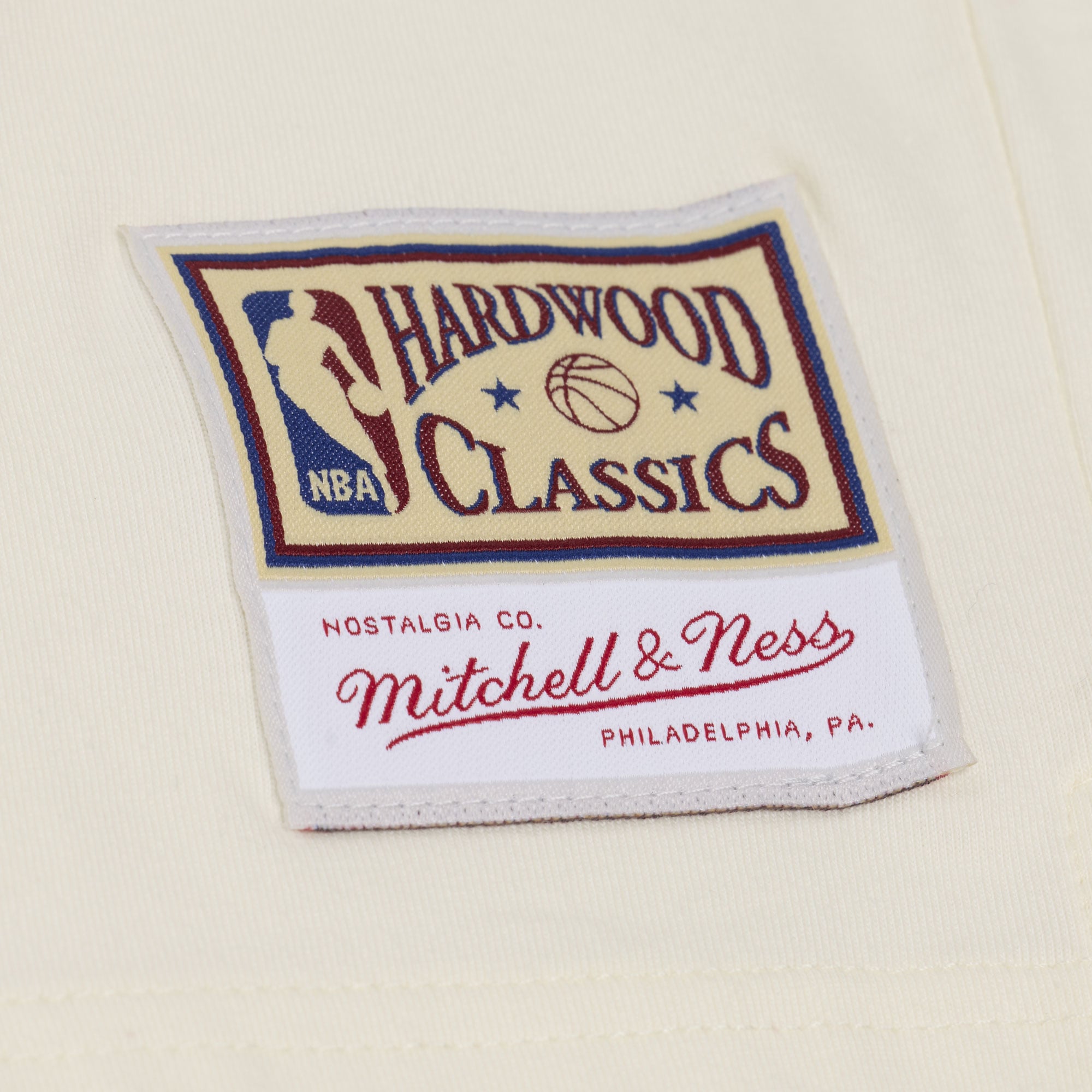 T-shirt court à col en V Mitchell & Ness crème Chicago Bulls Retro Roots Hardwood Classics pour femme