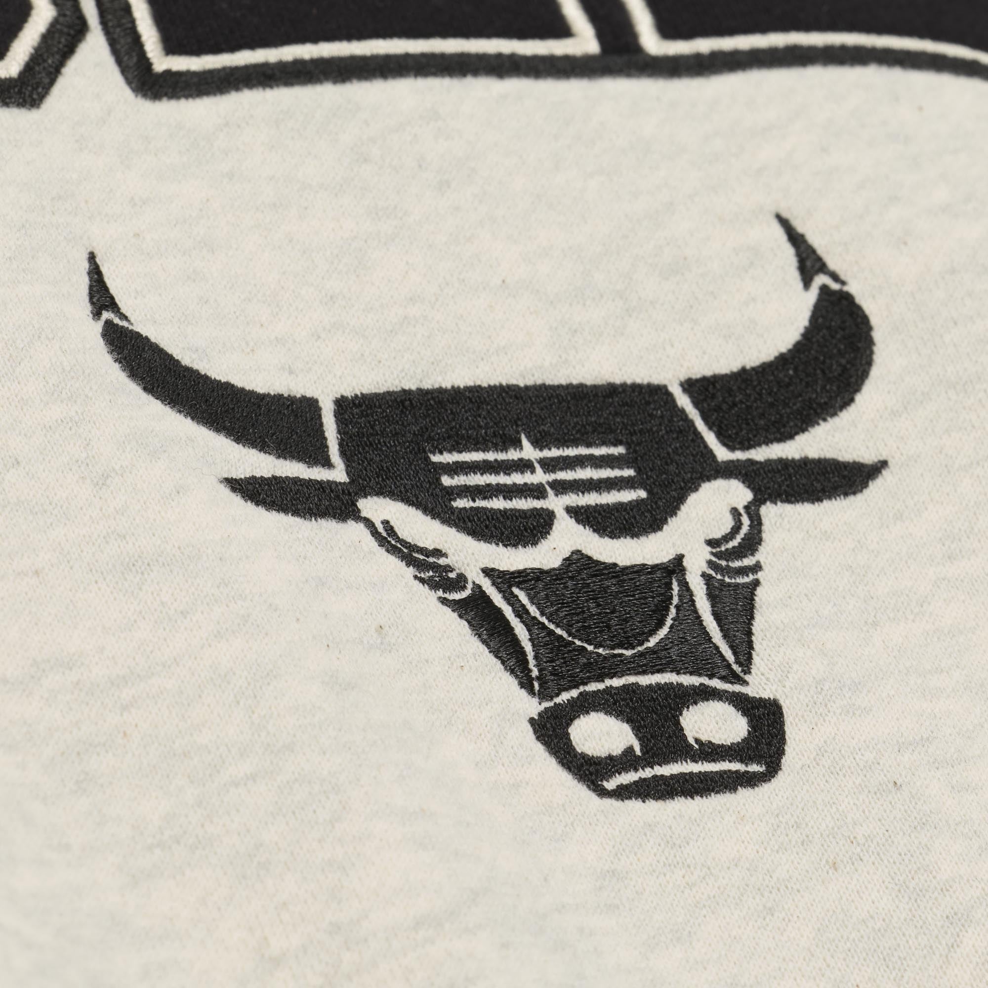 Sweat-shirt à col montant côtelé Mitchell & Ness Chicago Bulls couleur avoine pour femme