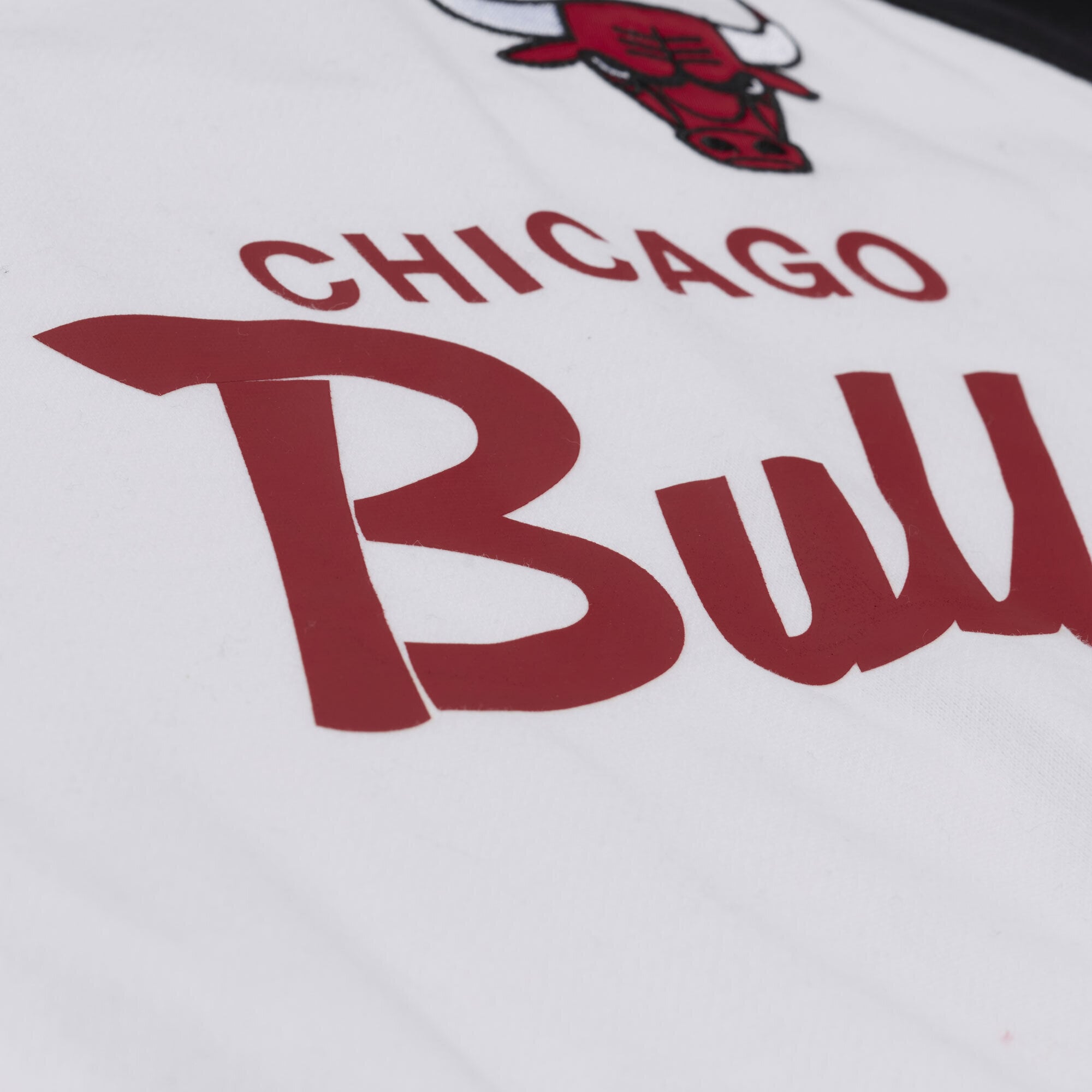 Sweat-shirt raglan léger Mitchell & Ness blanc et noir pour femme, modèle Chicago Bulls Head Coach