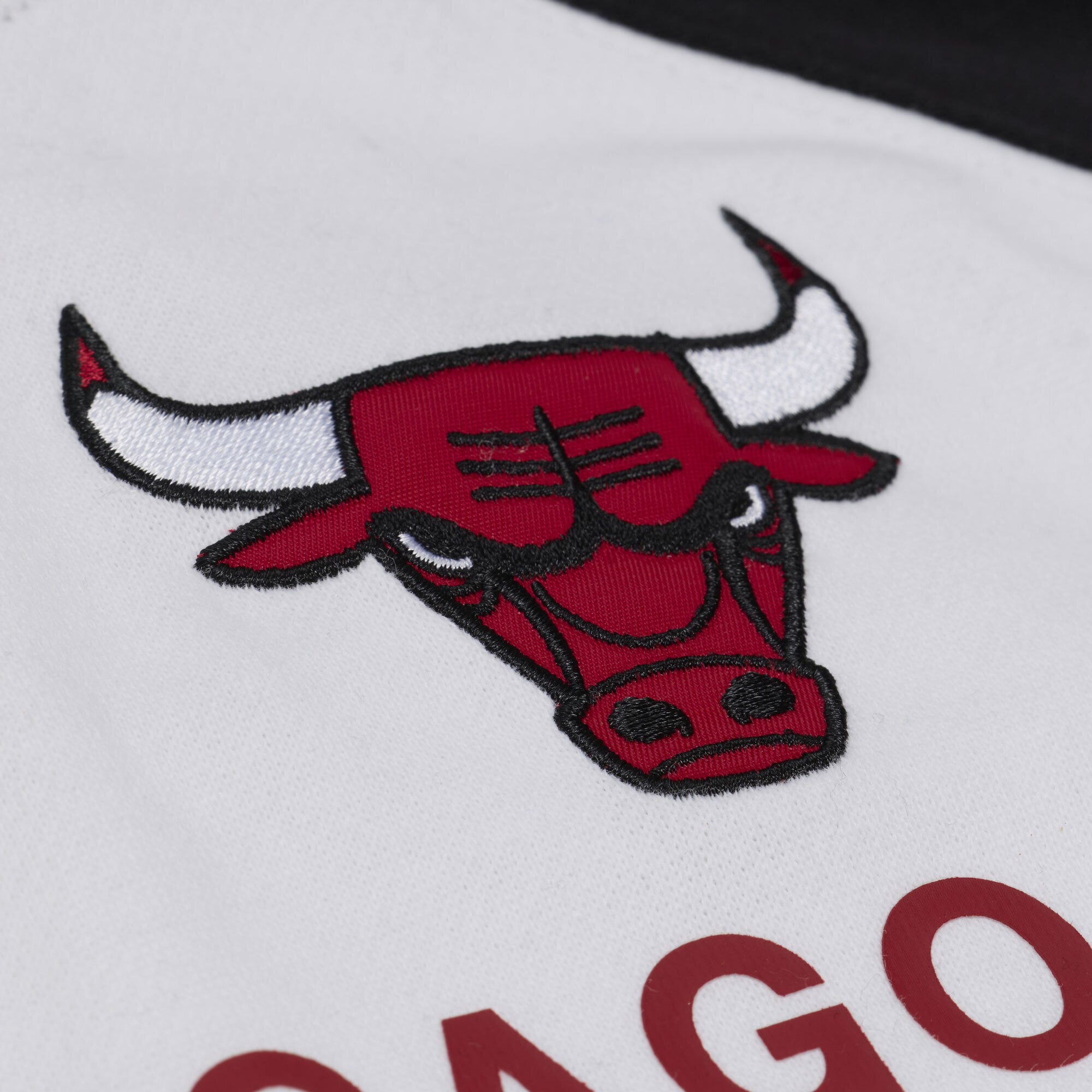 Sweat-shirt raglan léger Mitchell & Ness blanc et noir pour femme, modèle Chicago Bulls Head Coach