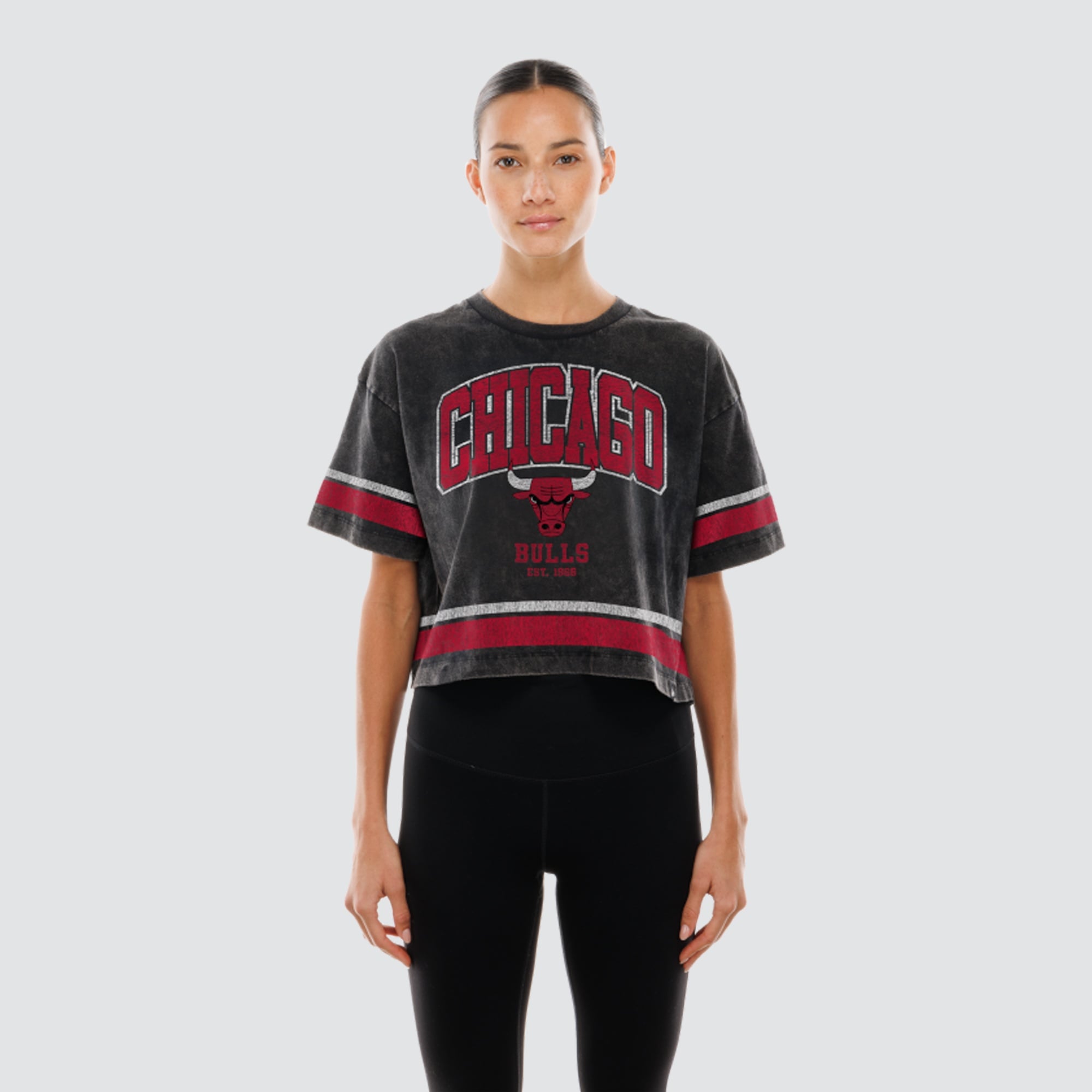 T-shirt court New Era Chicago Bulls noir pour femme, coupe carrée, délavage minéral