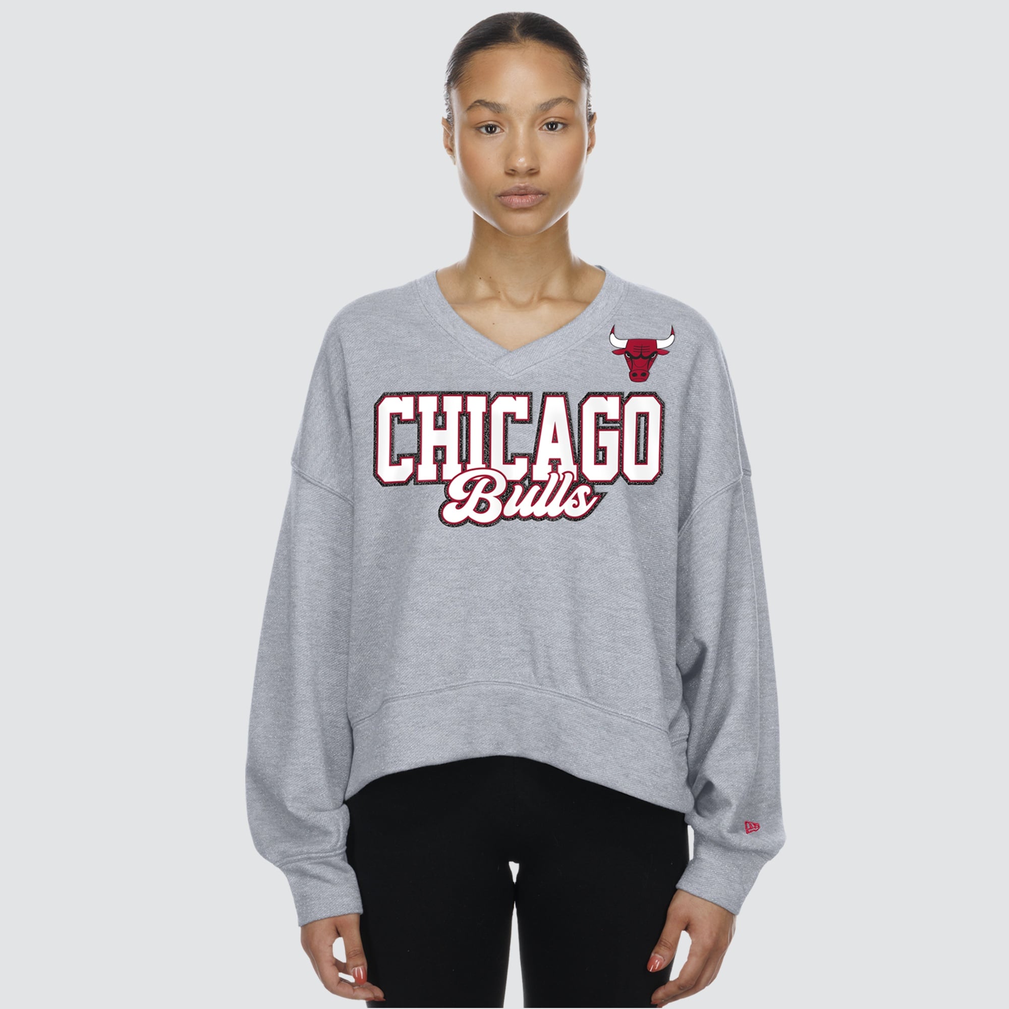 Sweat-shirt polaire court oversize à col en V New Era gris Chicago Bulls pour femme