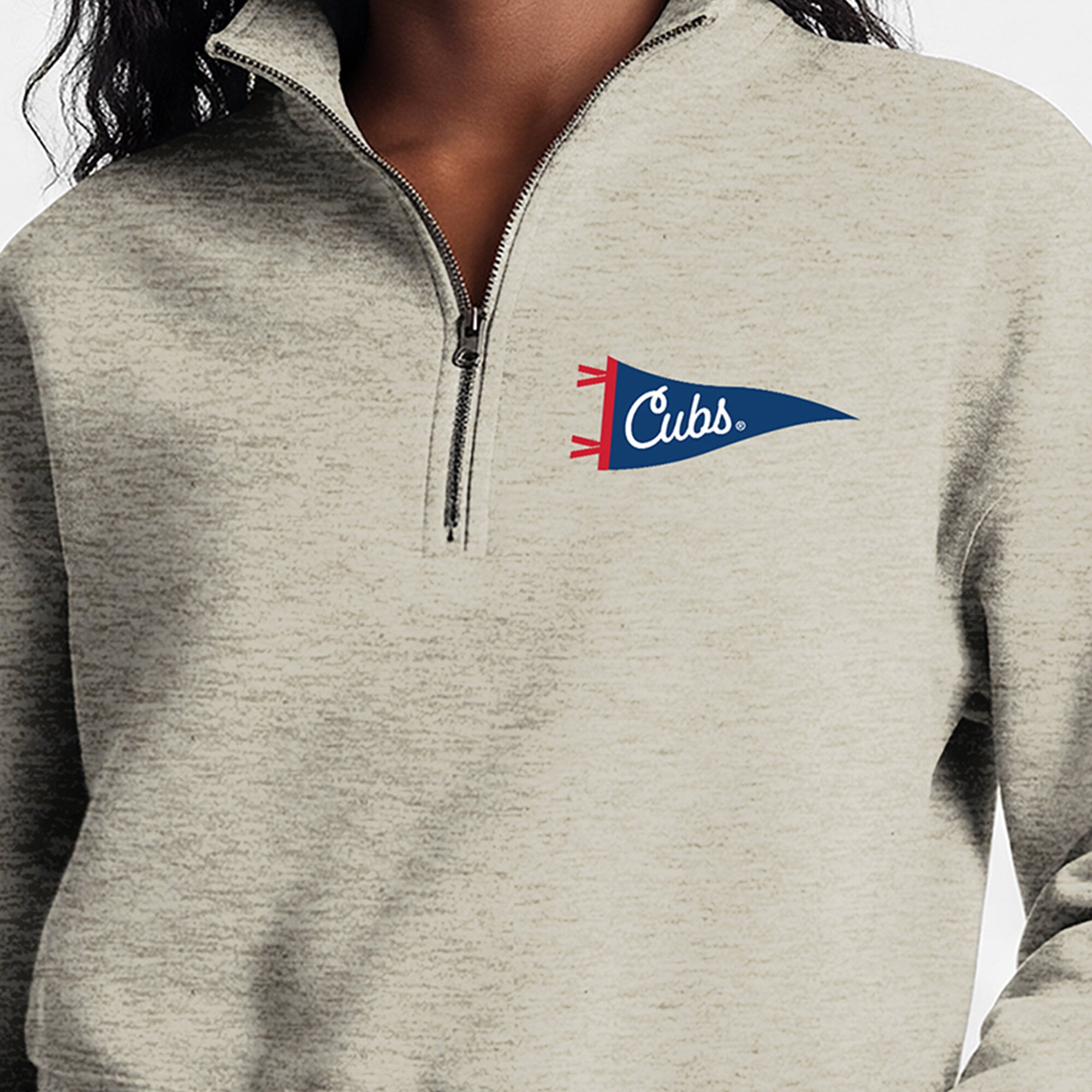 Pull court à col zippé Champion pour femme, couleur crème, motif Chicago Cubs Triumph, en polaire mélangée.