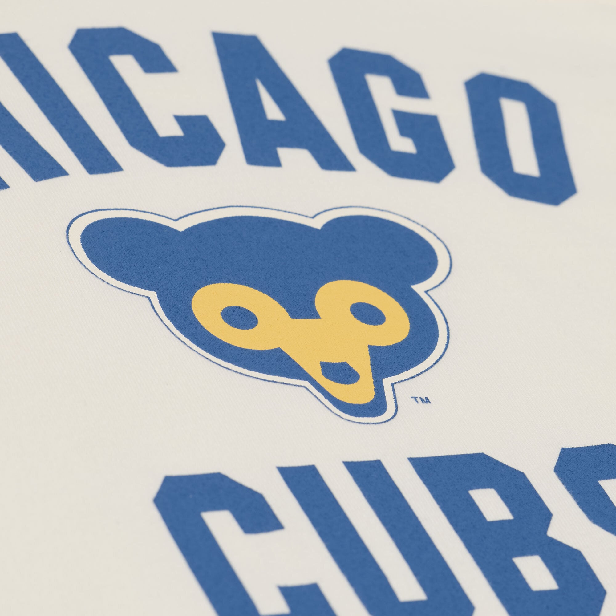 T-shirt court à col en V Mitchell & Ness crème Chicago Cubs Retro Roots Hardwood Classics pour femme