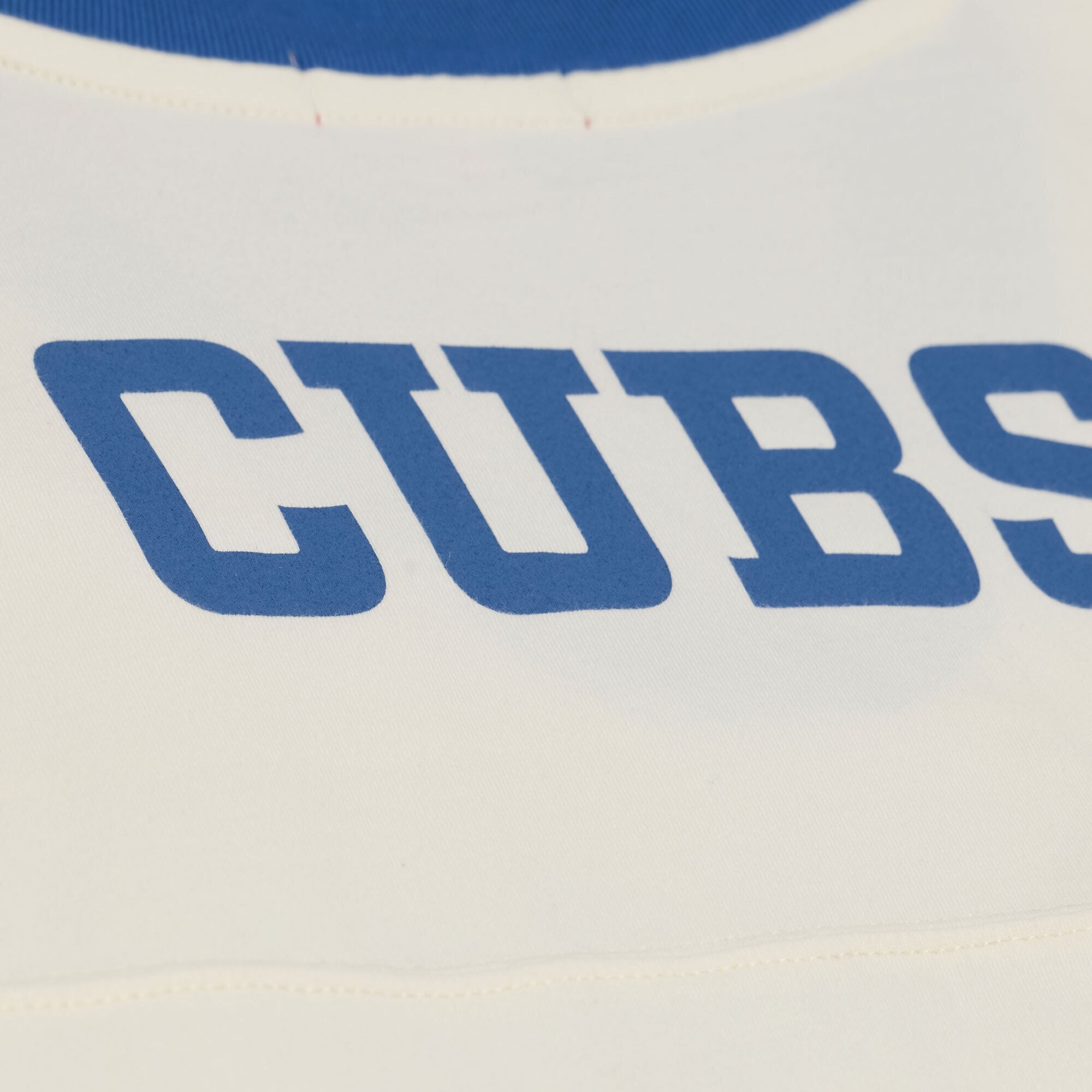T-shirt court à col en V Mitchell & Ness crème Chicago Cubs Retro Roots Hardwood Classics pour femme