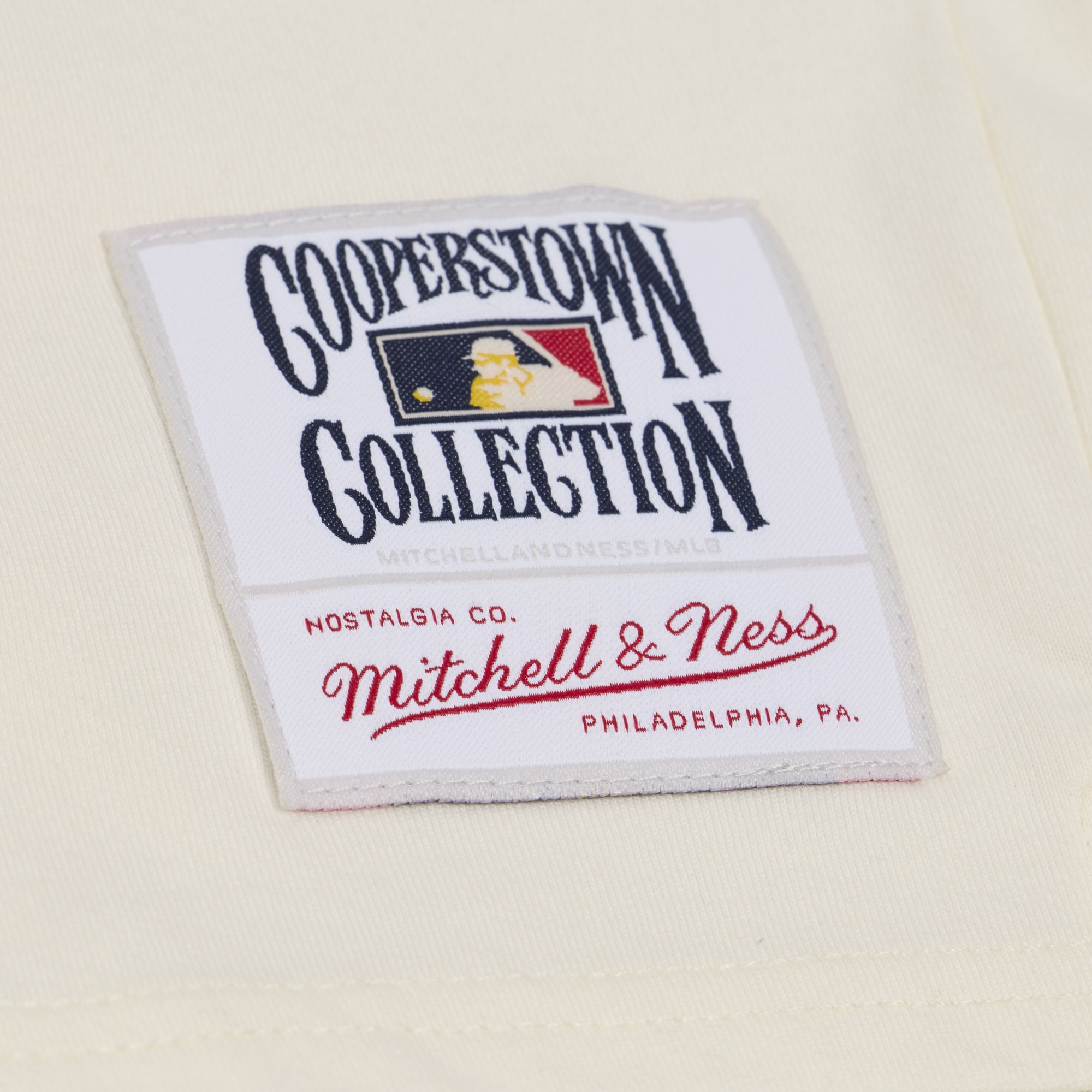 T-shirt court à col en V Mitchell & Ness crème Chicago Cubs Retro Roots Hardwood Classics pour femme