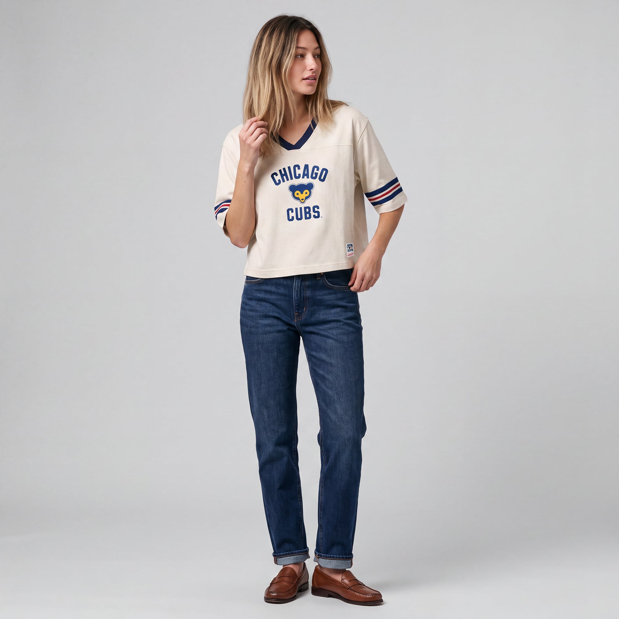 T-shirt court à col en V Mitchell & Ness crème Chicago Cubs Retro Roots Hardwood Classics pour femme