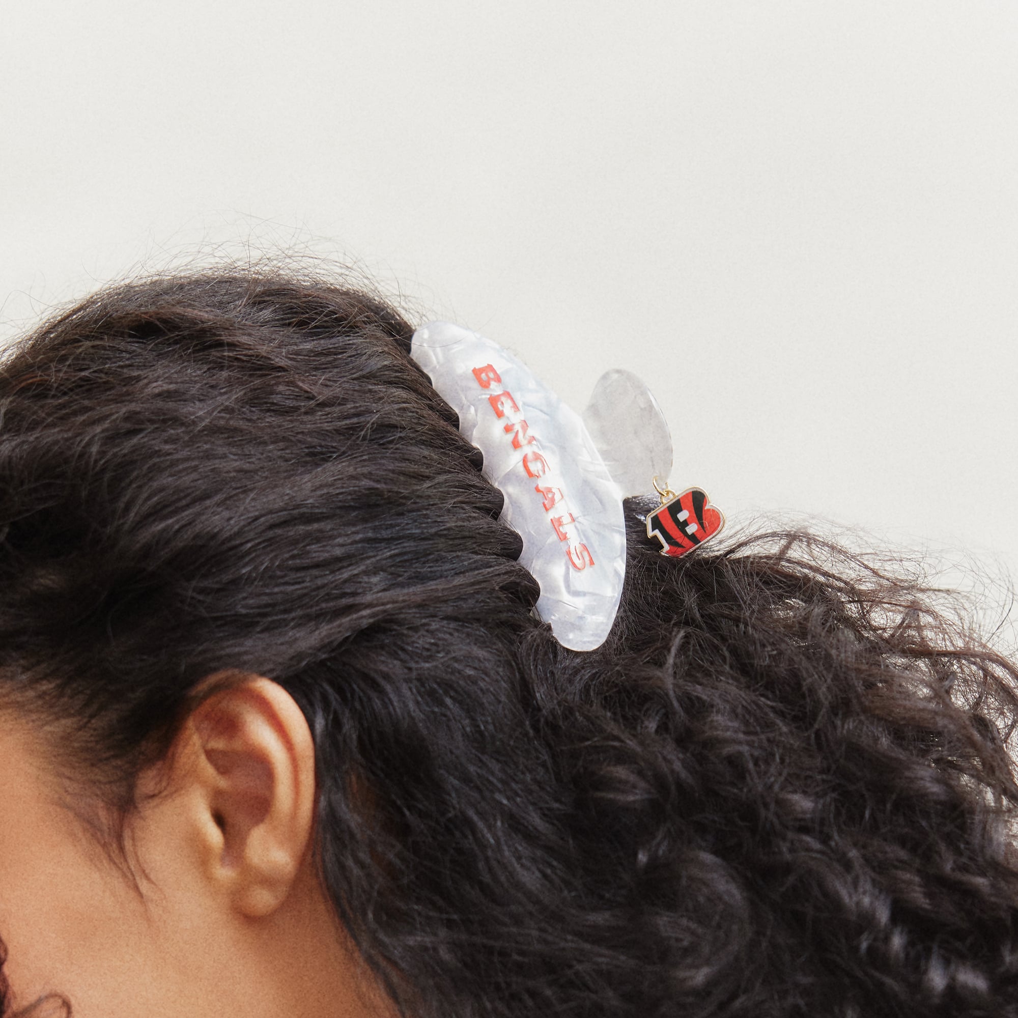BaubleBar Pince à cheveux charmée des Bengals de Cincinnati