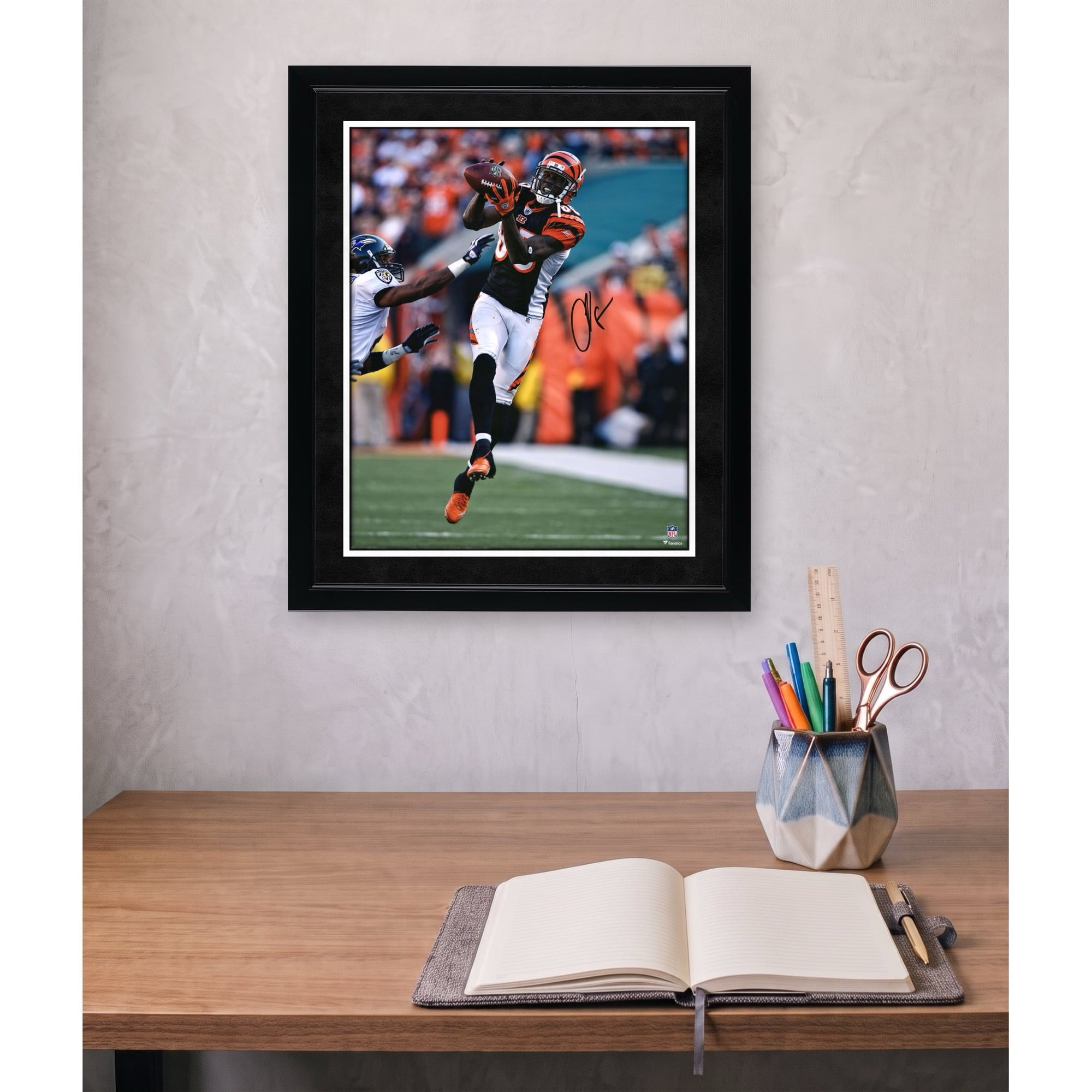 Photo dédicacée de Chad Johnson (Cincinnati Bengals) en maillot noir (40 x 50 cm) lors d'une réception