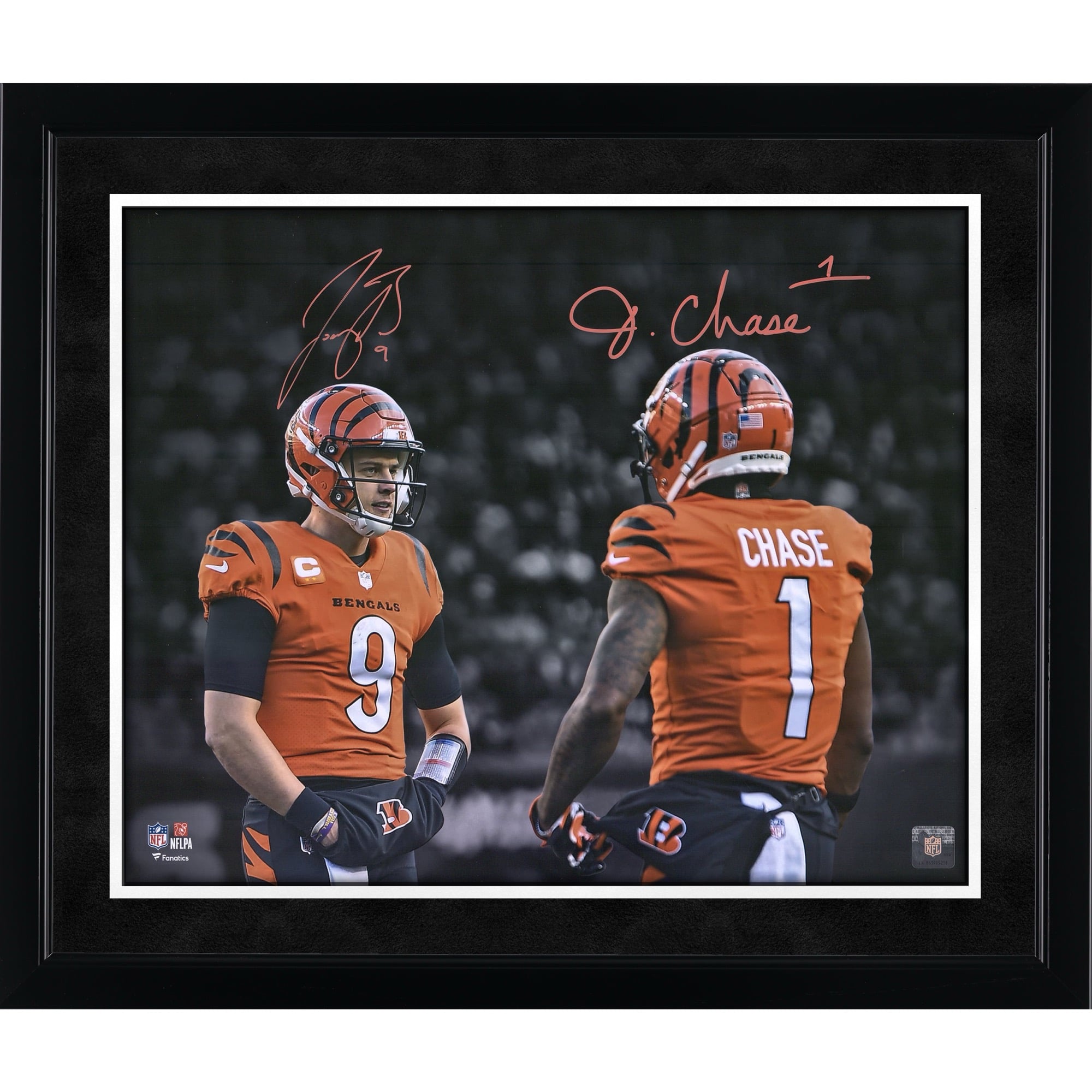 Photo Spotlight 16" x 20" signée par Ja'Marr Chase et Joe Burrow, joueurs des Bengals de Cincinnati.