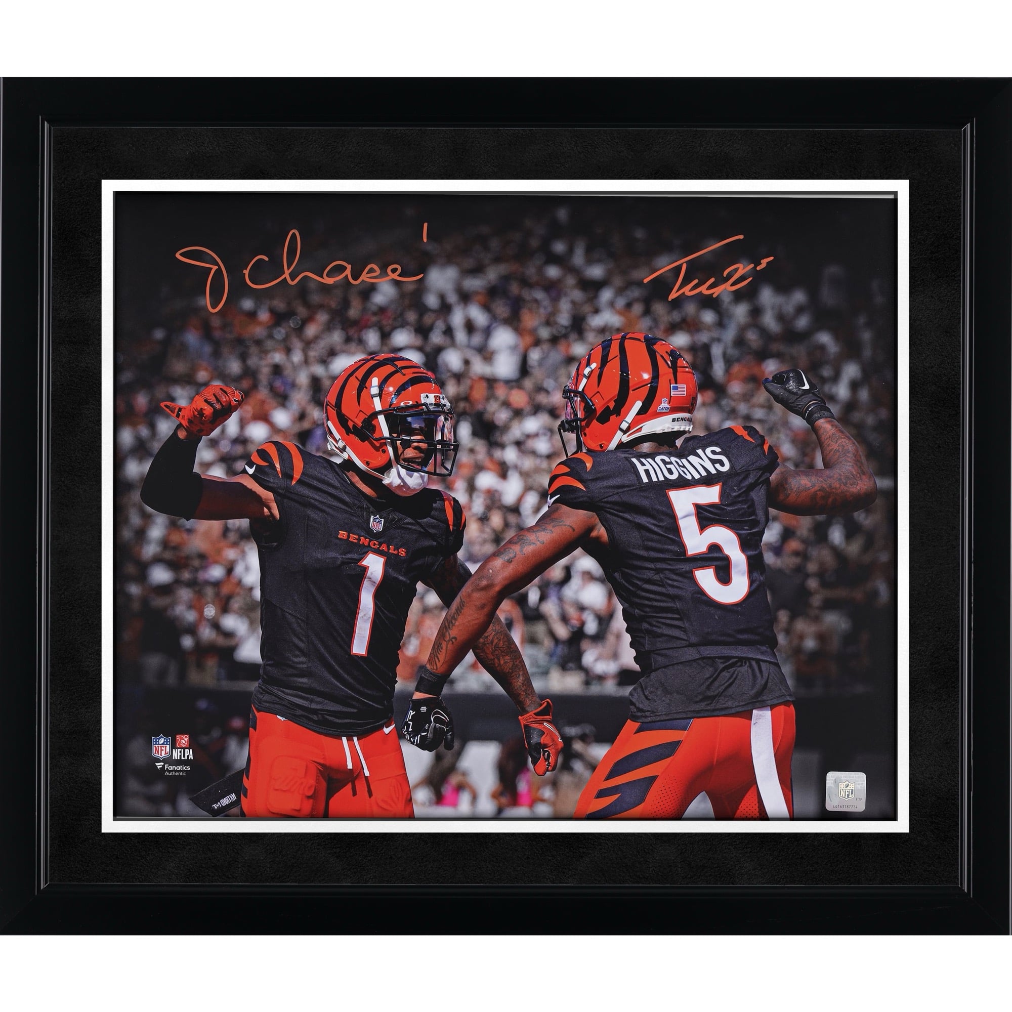 Photo dédicacée de Ja'Marr Chase et Tee Higgins, joueurs des Bengals de Cincinnati (40 x 50 cm), lors de la cérémonie des Celebration Spotlight.