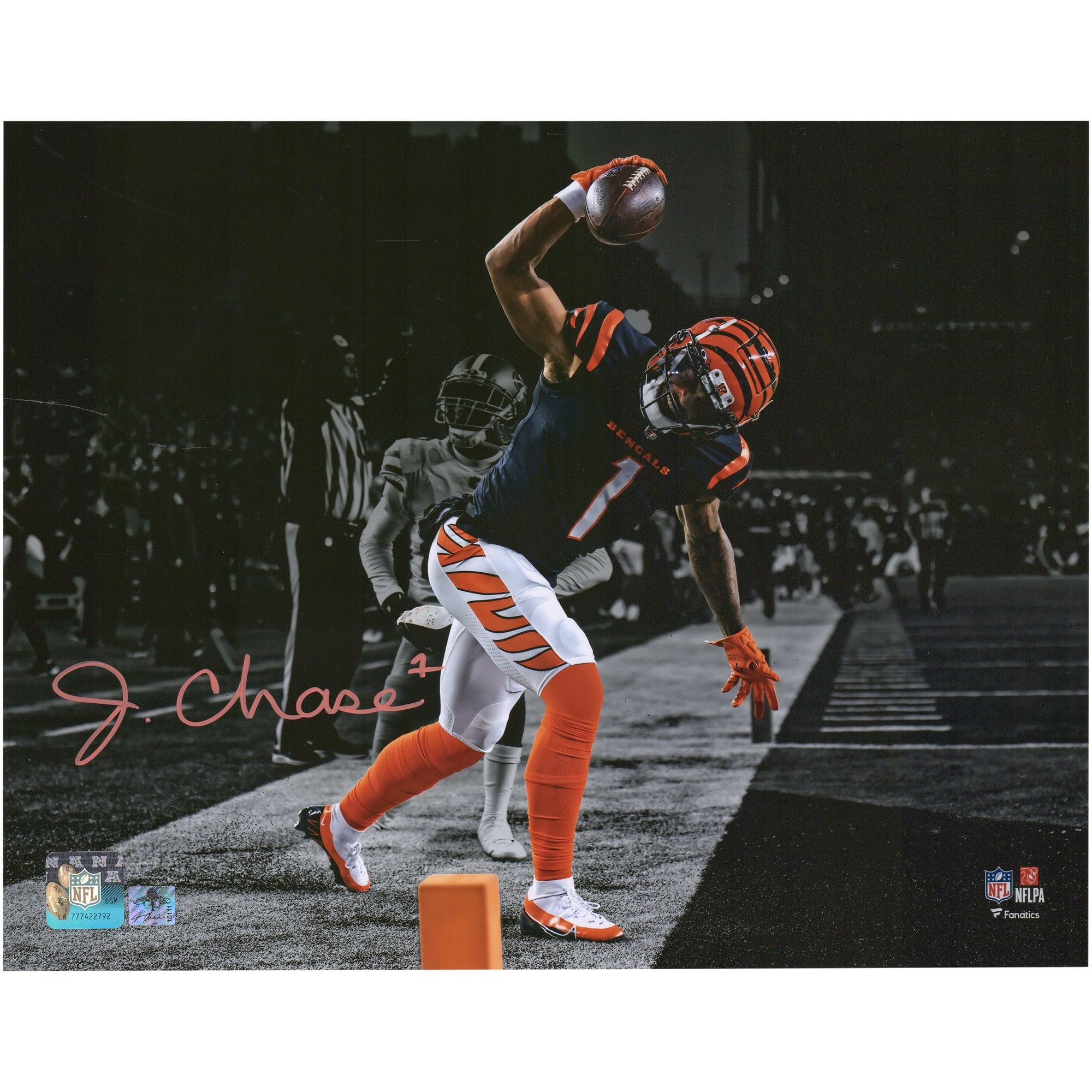 Photo dédicacée de Ja'Marr Chase (Cincinnati Bengals) - 11 35,5 cm (11 x 14 pouces) - Touchdown Spike Spotlight