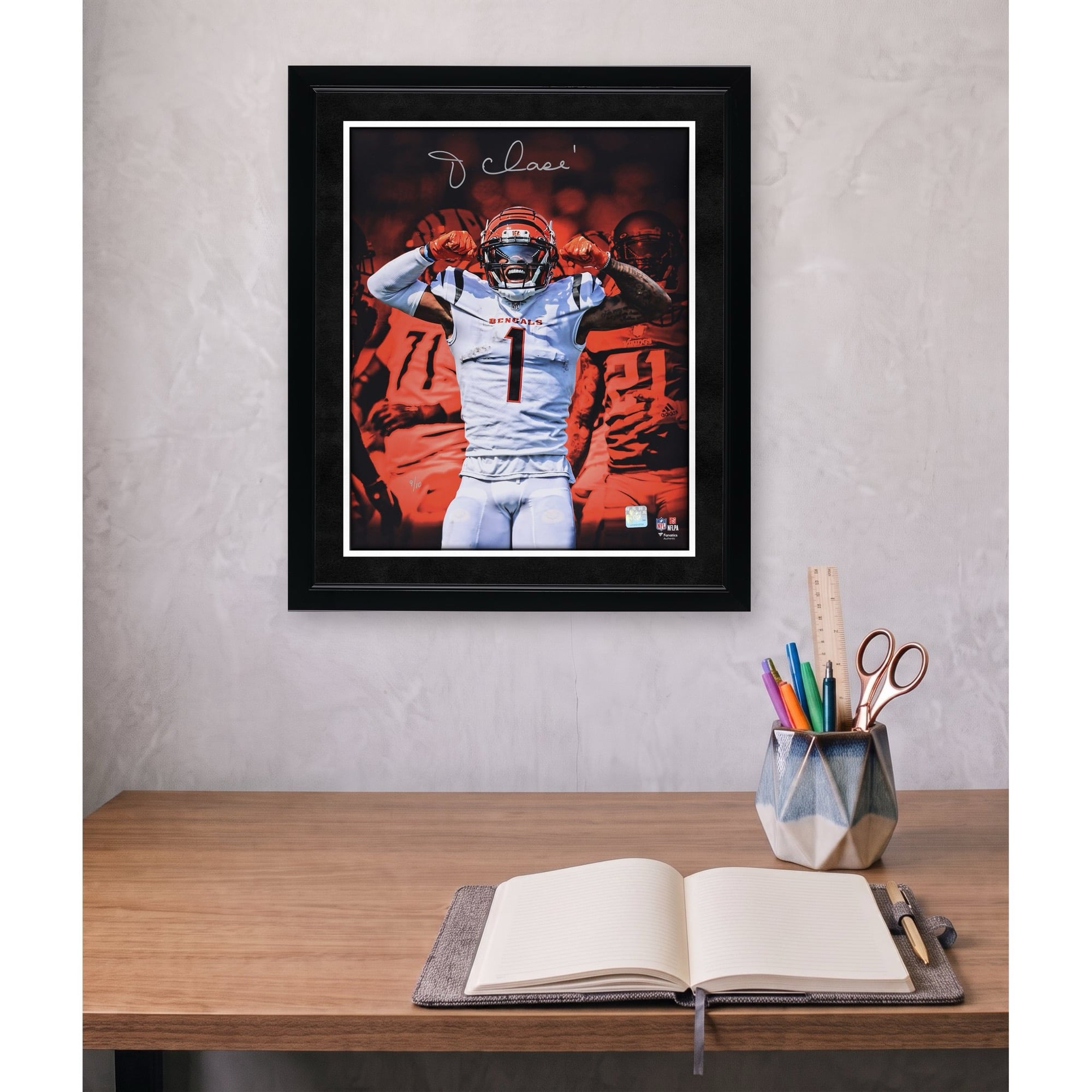 Photo dédicacée de Ja'Marr Chase (Cincinnati Bengals) - 40,6 x 50,8 cm (édition limitée à 10 exemplaires) - Coloris de l'équipe Unleashed
