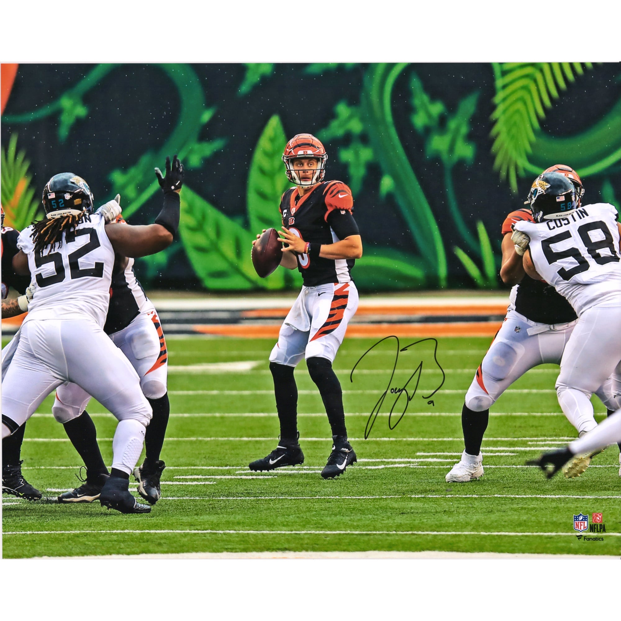 Photo de Joe Burrow, joueur des Bengals de Cincinnati, dédicacée par un maillot noir (16" x 20"), debout dans sa poche