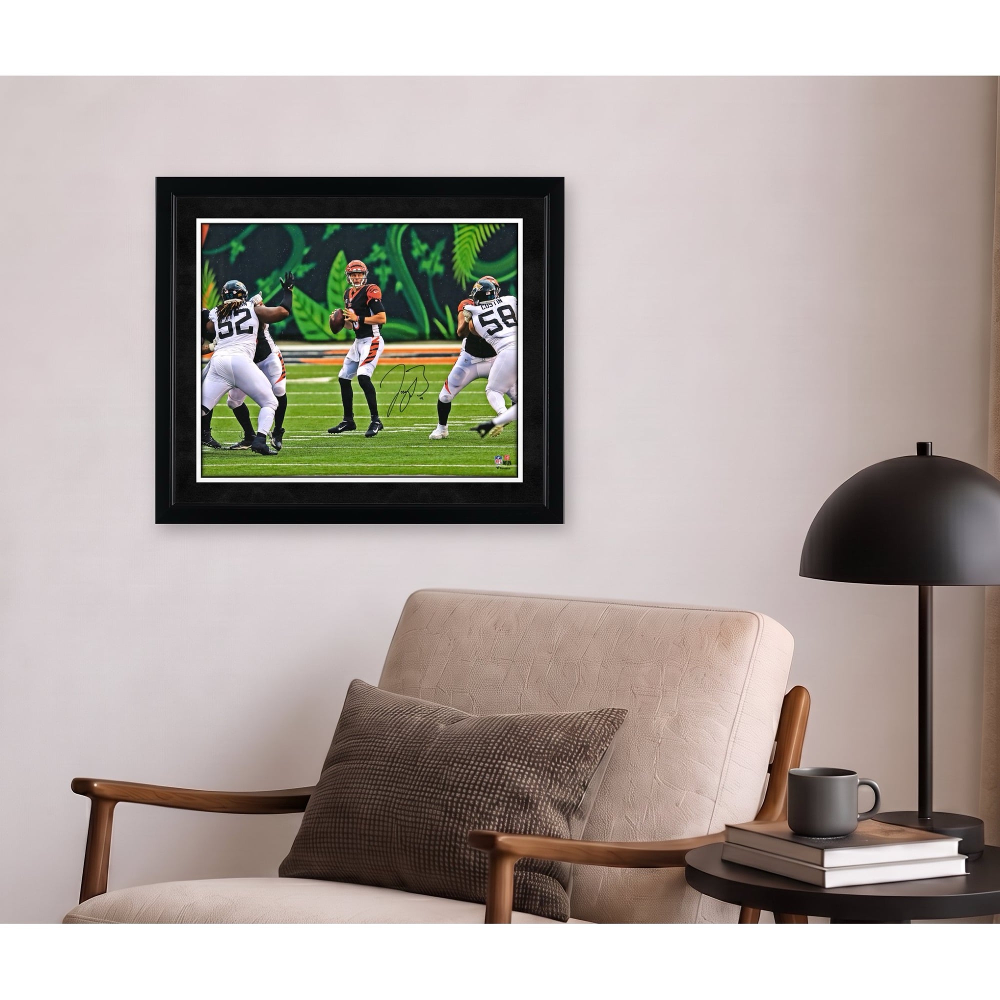 Photo de Joe Burrow, joueur des Bengals de Cincinnati, dédicacée par un maillot noir (16" x 20"), debout dans sa poche