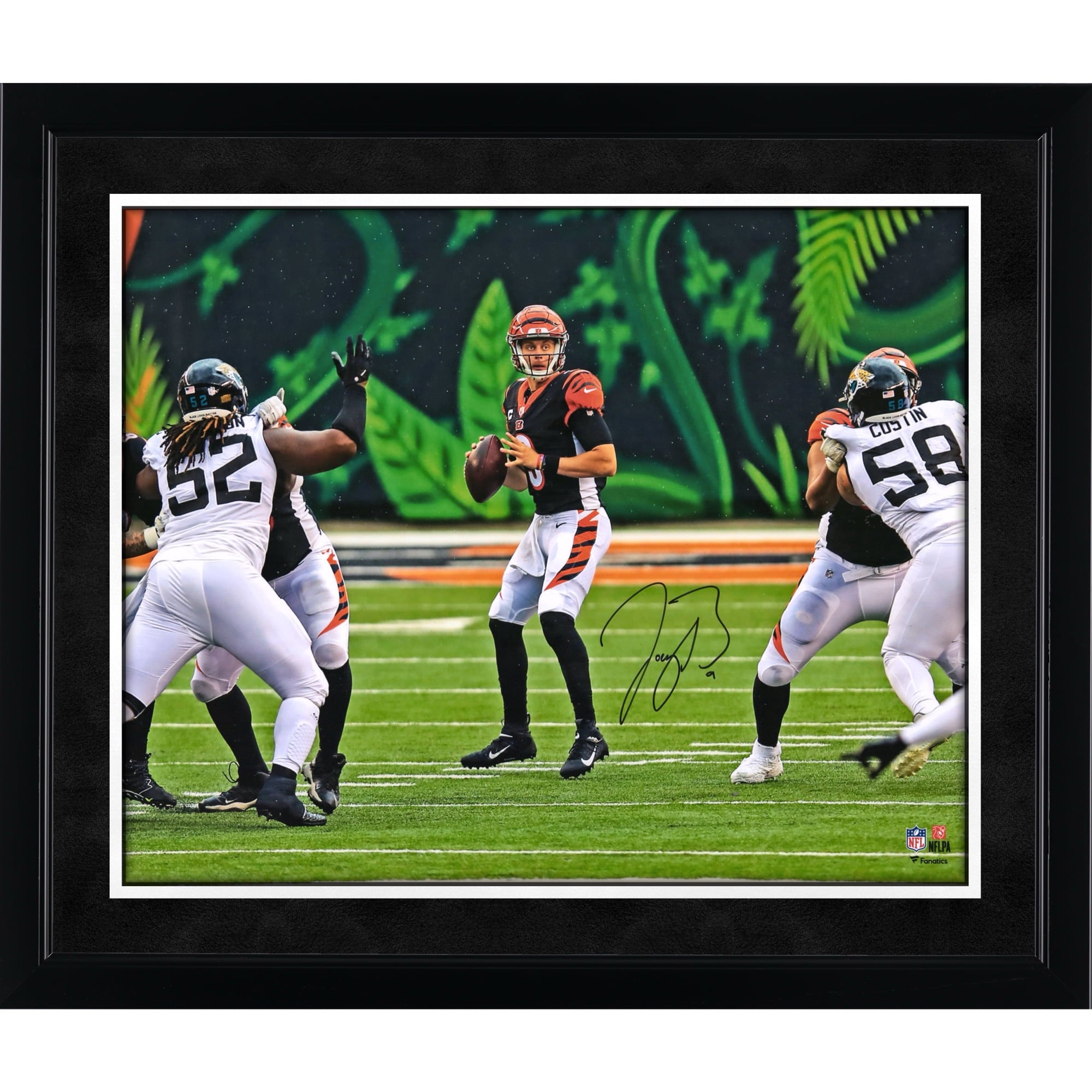 Photo de Joe Burrow, joueur des Bengals de Cincinnati, dédicacée par un maillot noir (16" x 20"), debout dans sa poche