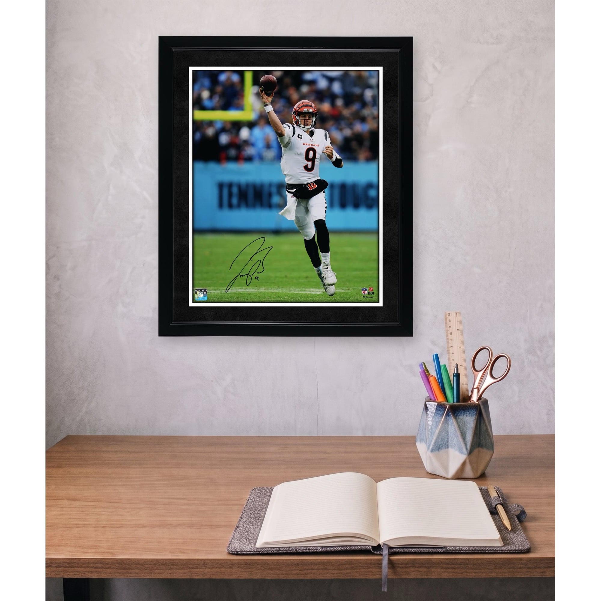 Photo dédicacée de Joe Burrow (Cincinnati Bengals) - Passe contre les Titans, maillot blanc, 40 x 50 cm