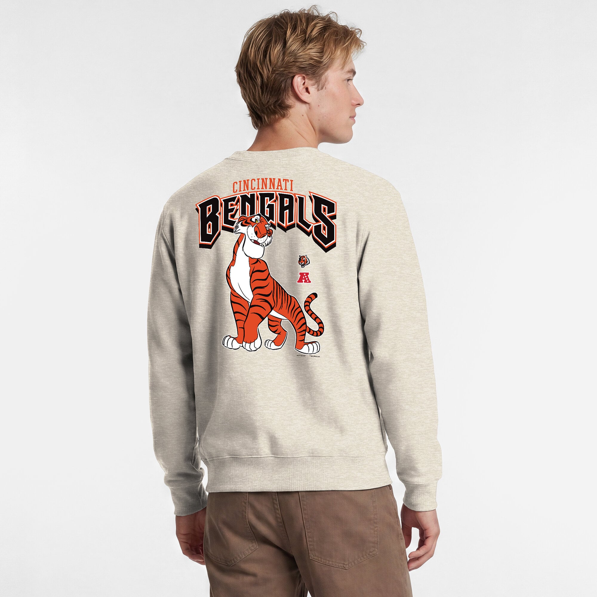 Sweat-shirt à col rond Disney x Champion Powerblend couleur avoine, logo des Bengals de Cincinnati, poitrine gauche, arrière, pour homme