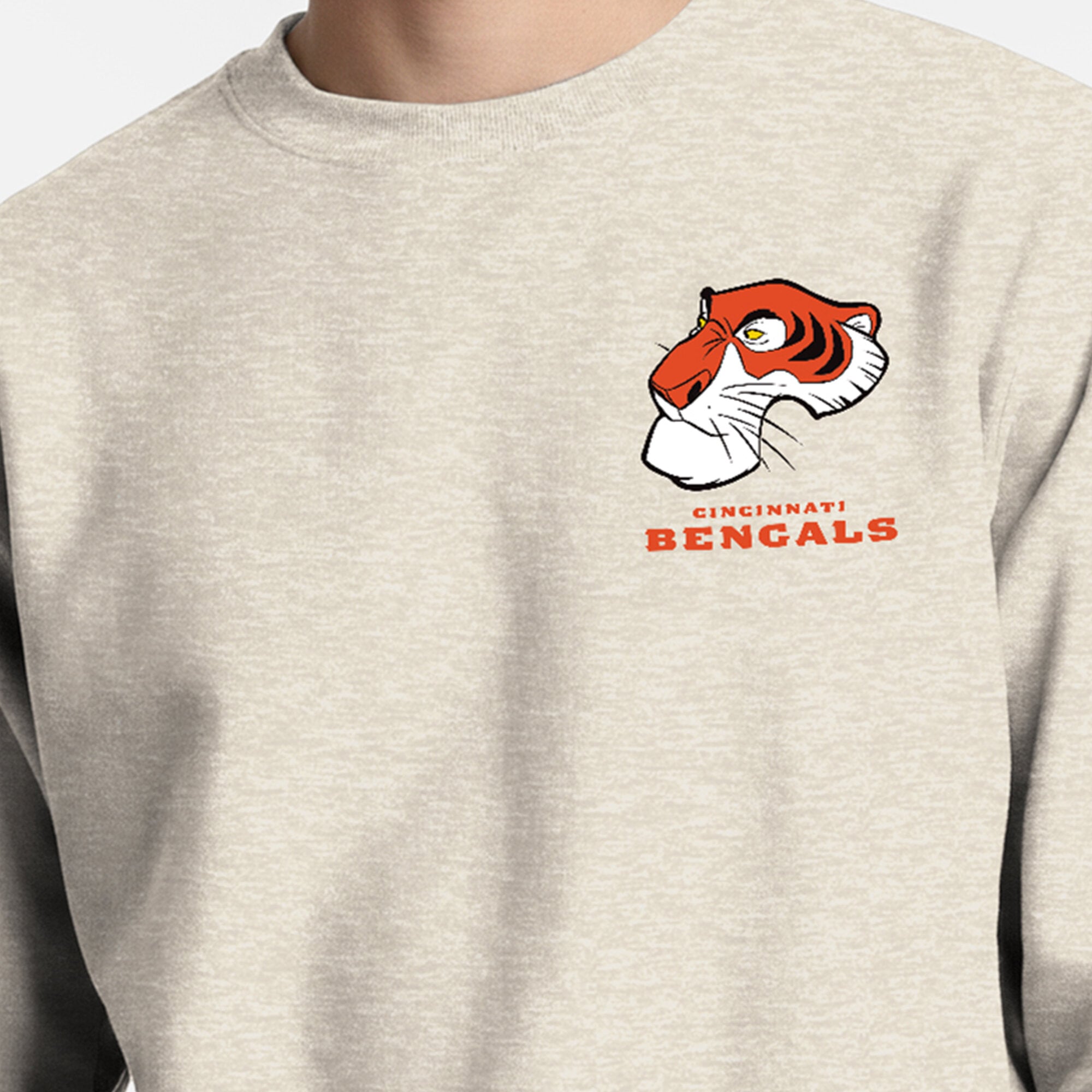 Sweat-shirt à col rond Disney x Champion Powerblend couleur avoine, logo des Bengals de Cincinnati, poitrine gauche, arrière, pour homme
