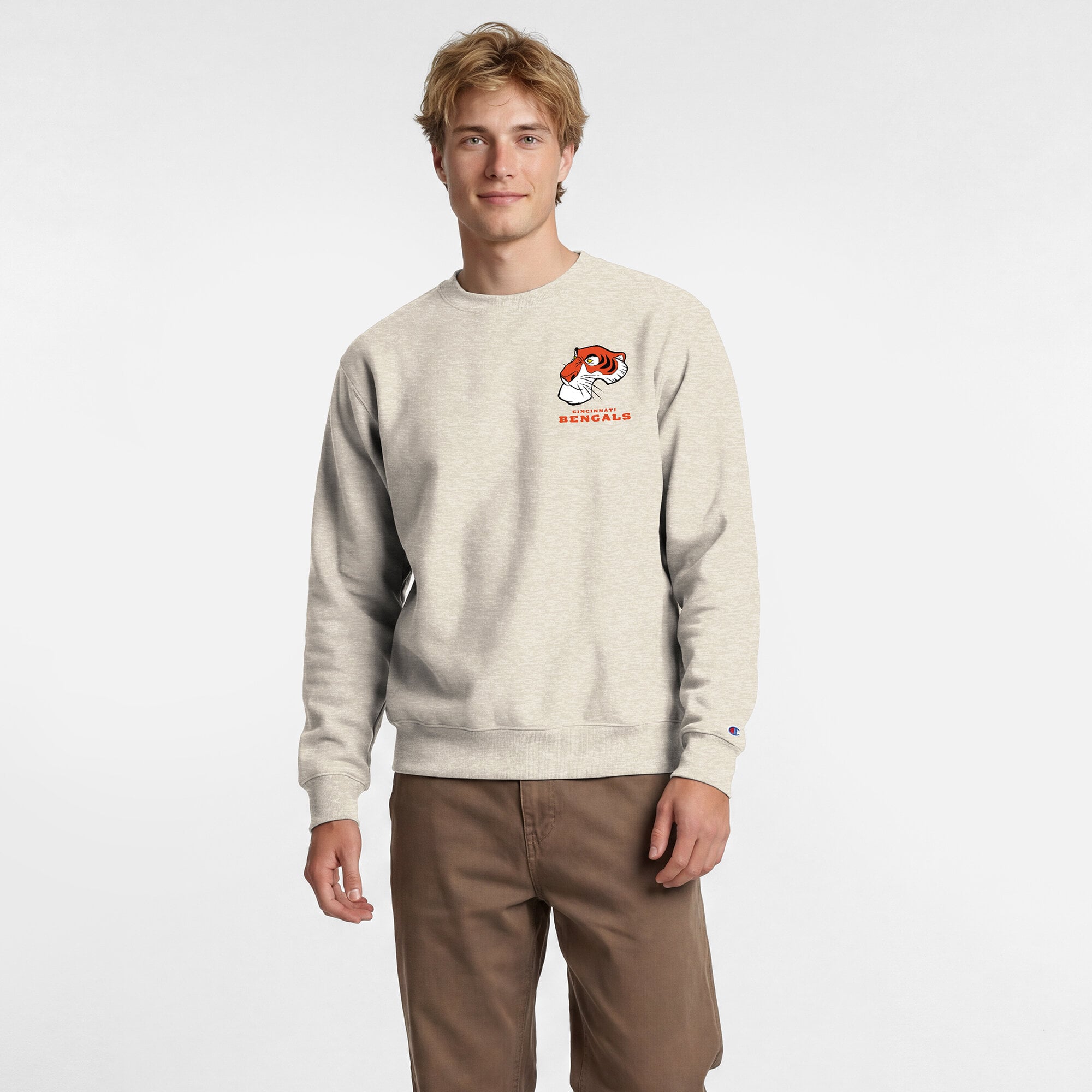 Sweat-shirt à col rond Disney x Champion Powerblend couleur avoine, logo des Bengals de Cincinnati, poitrine gauche, arrière, pour homme