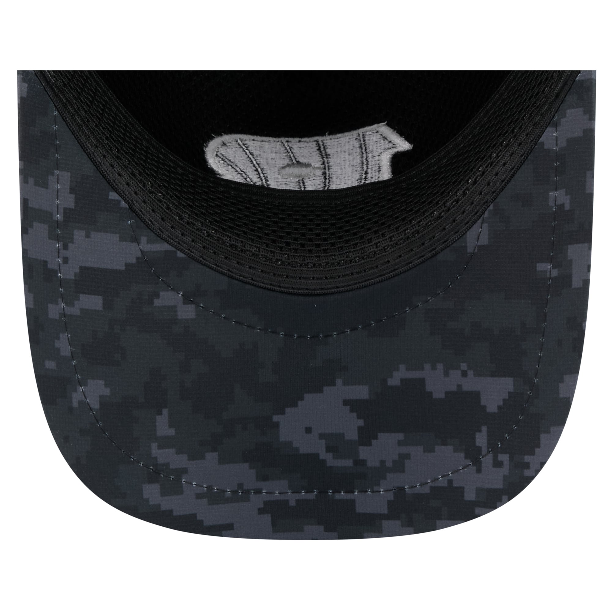 Men's New Era Black Cincinnati Bengals 2026 Salute To Service Apex 9FORTY Adjustable Trucker Hat