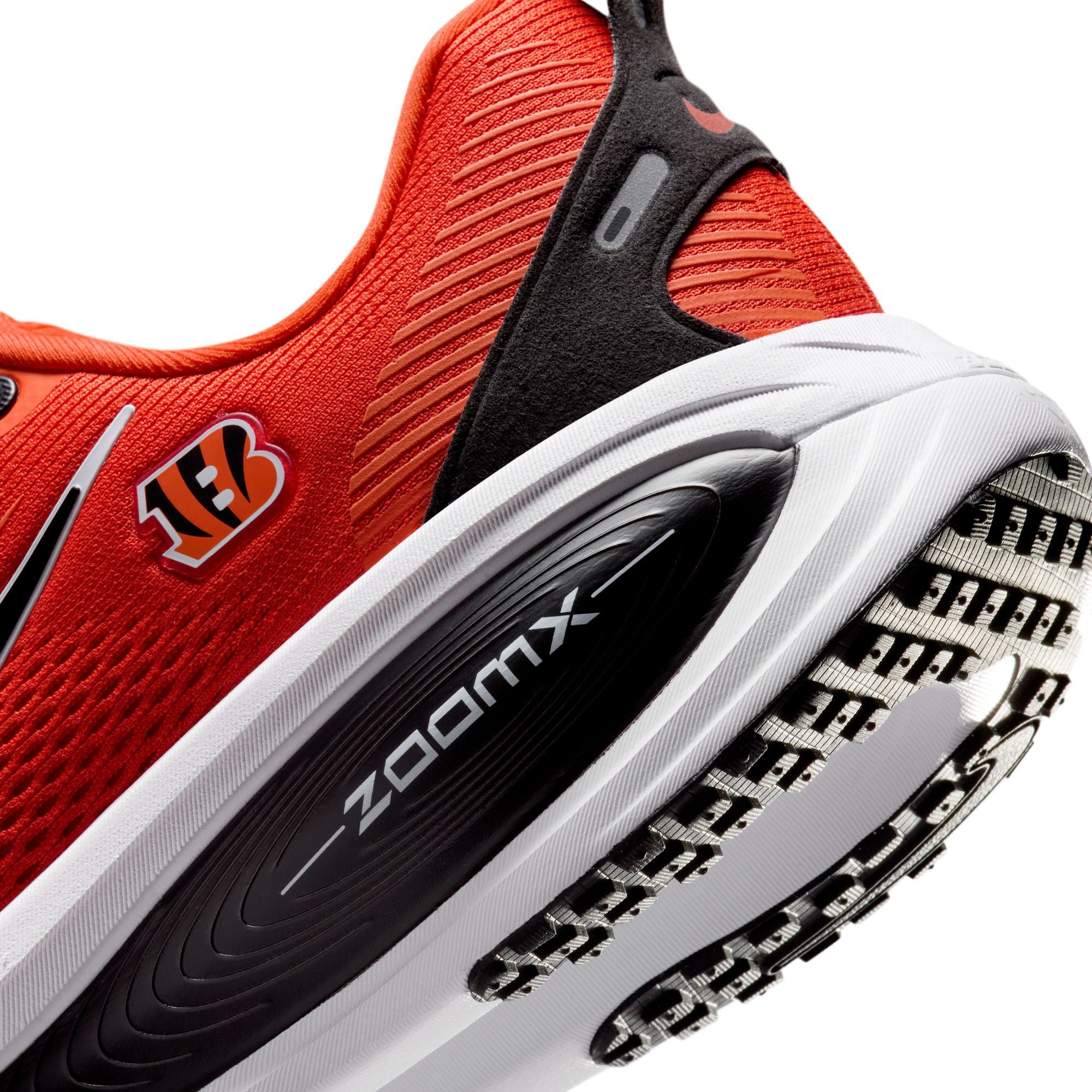 Chaussures de course Nike Cincinnati Bengals Vomero 18 pour hommes