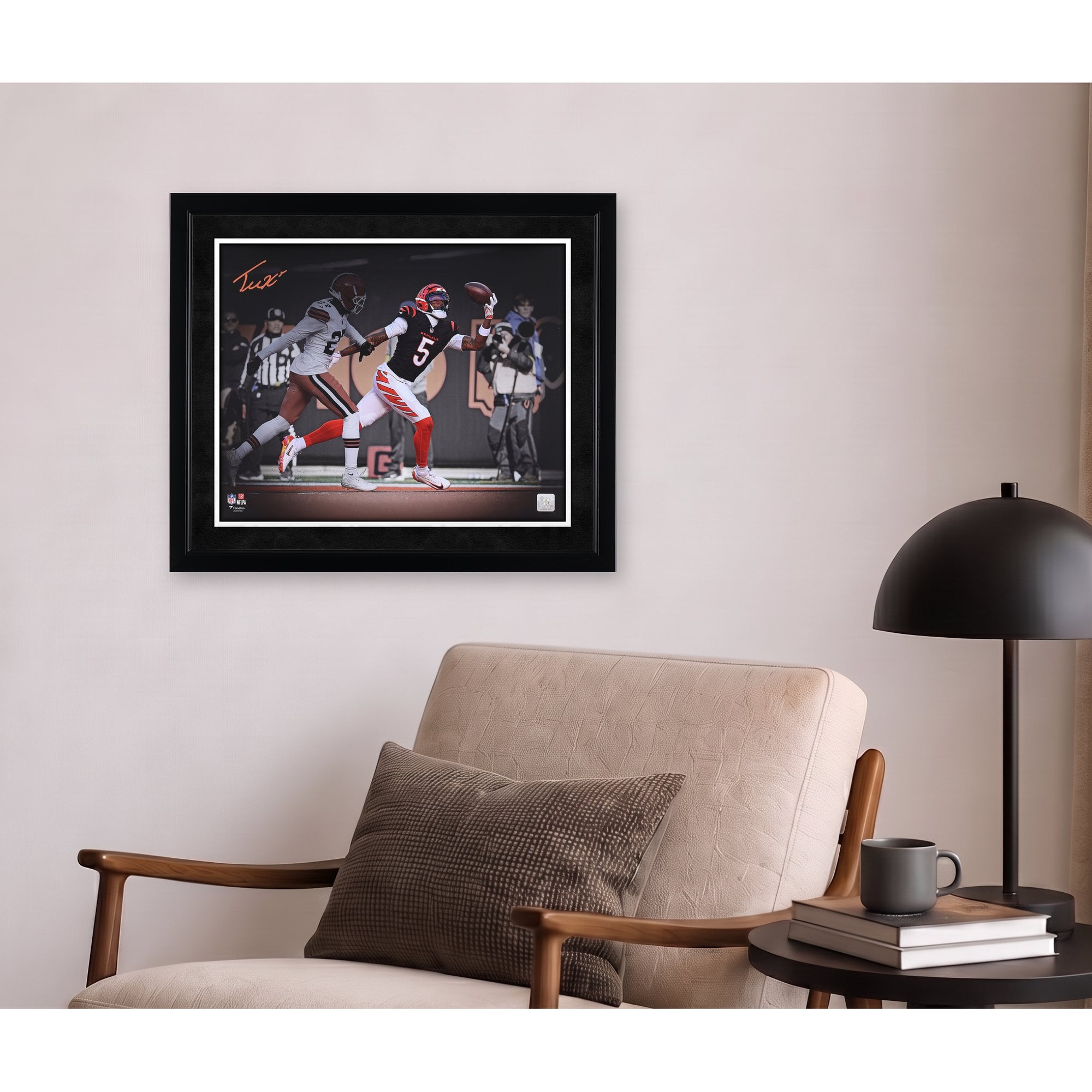 Tee Higgins Cincinnati Bengals Autographed 16" x 20" One-Handed Catch Spotlight Photograph