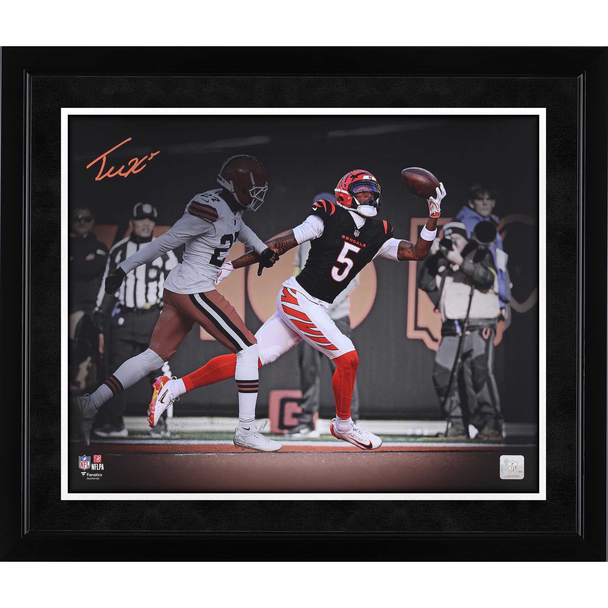 Tee Higgins Cincinnati Bengals Autographed 16" x 20" One-Handed Catch Spotlight Photograph