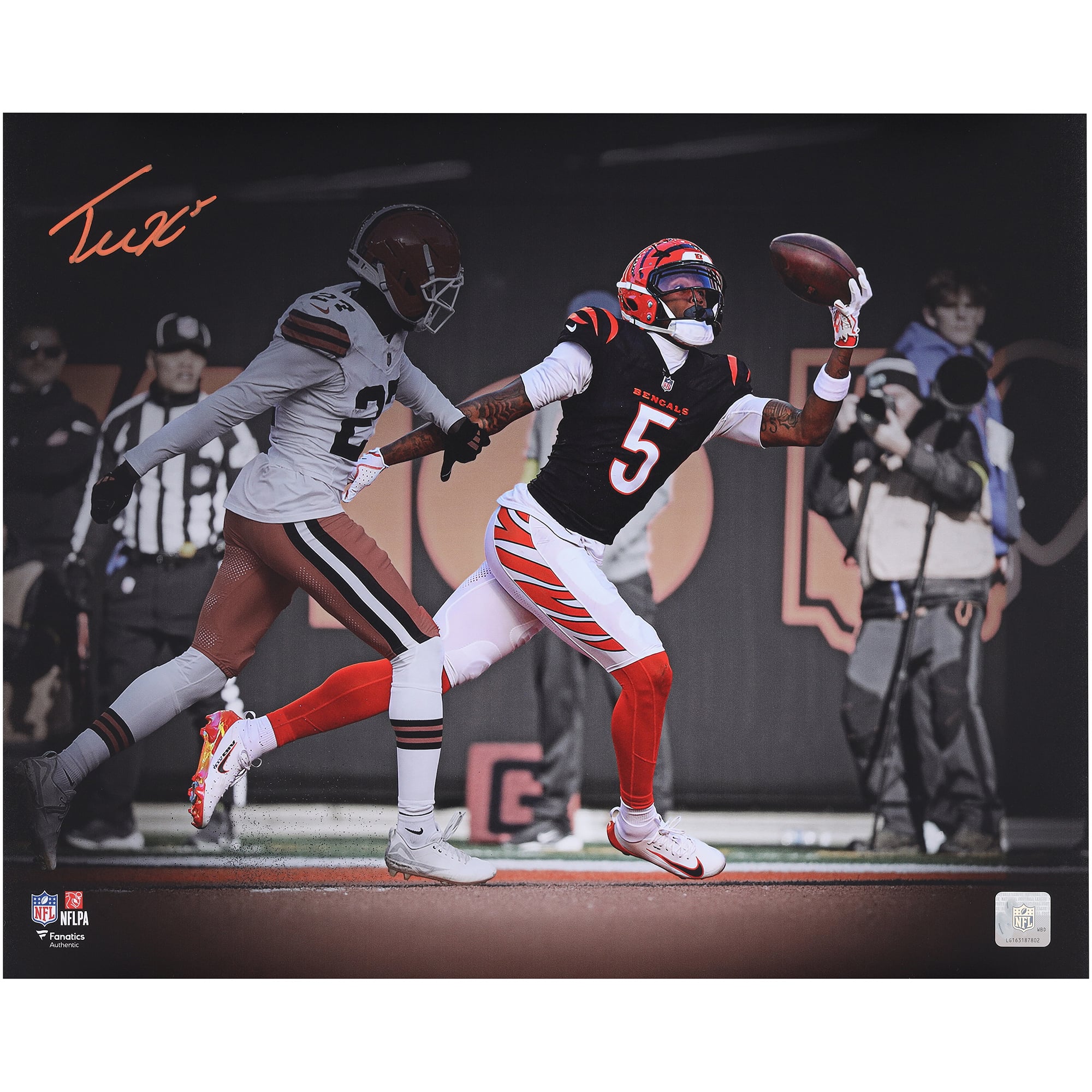 Tee Higgins Cincinnati Bengals Autographed 16" x 20" One-Handed Catch Spotlight Photograph