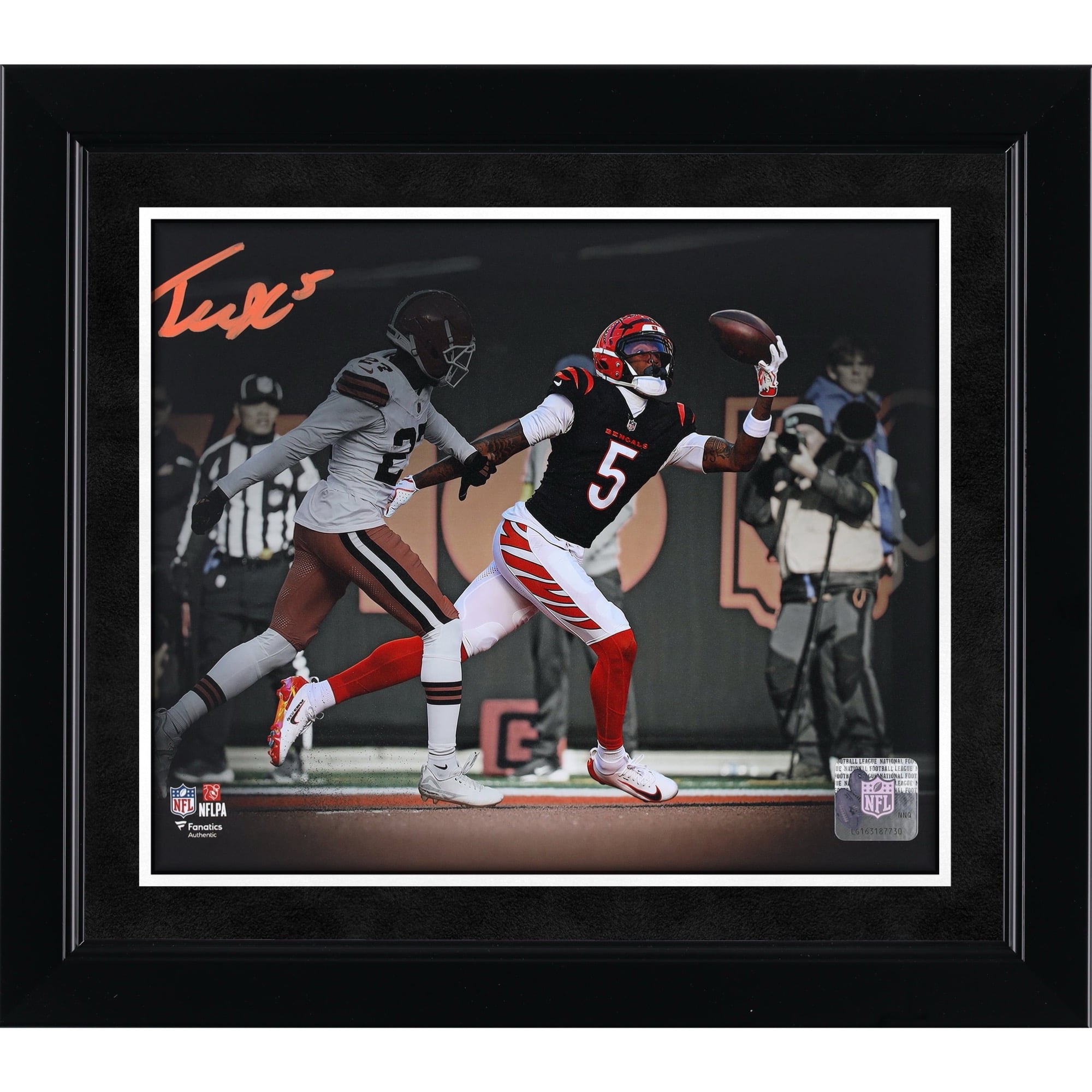 Tee Higgins Cincinnati Bengals Autographed 8" x 10" One-Handed Catch Spotlight Photograph
