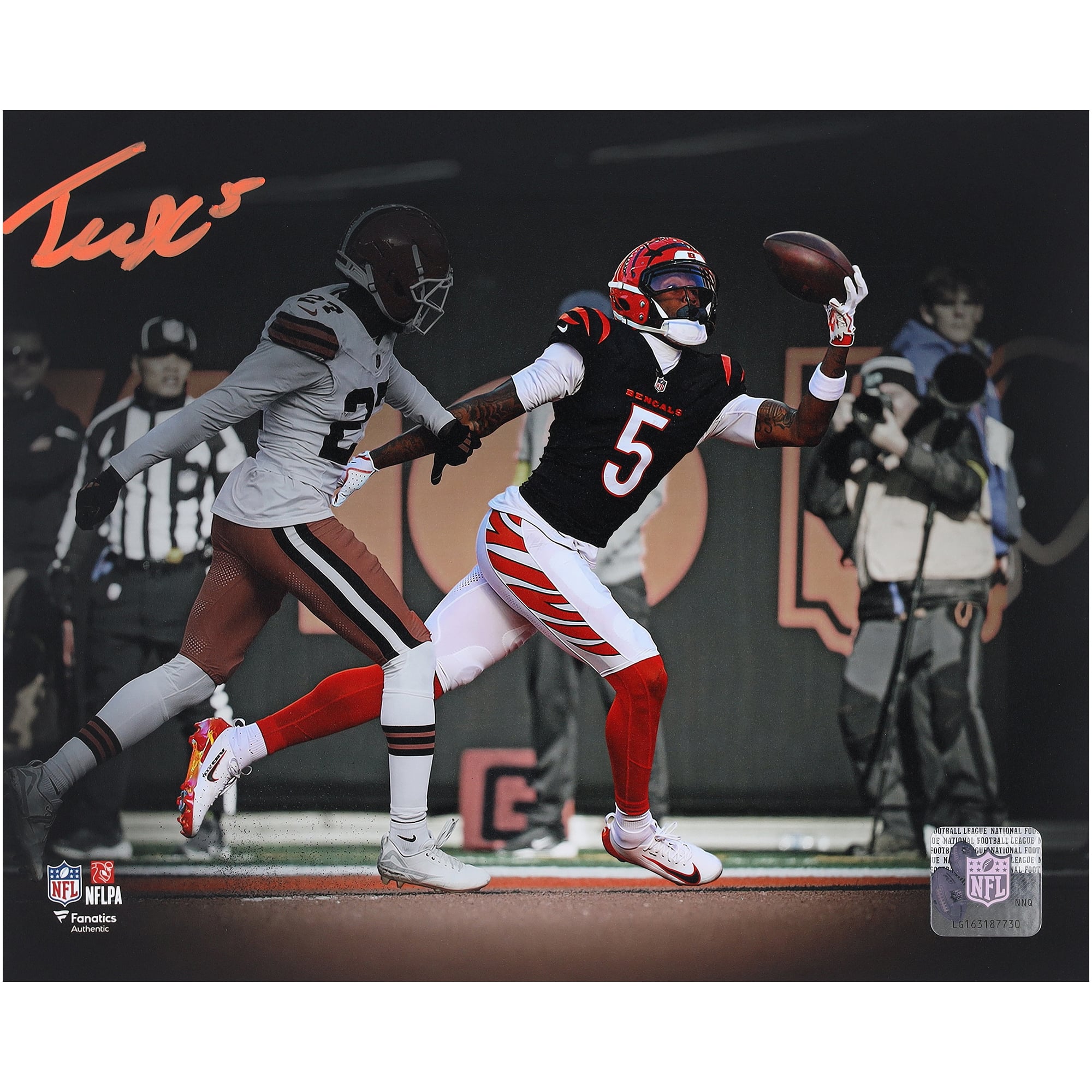 Tee Higgins Cincinnati Bengals Autographed 8" x 10" One-Handed Catch Spotlight Photograph
