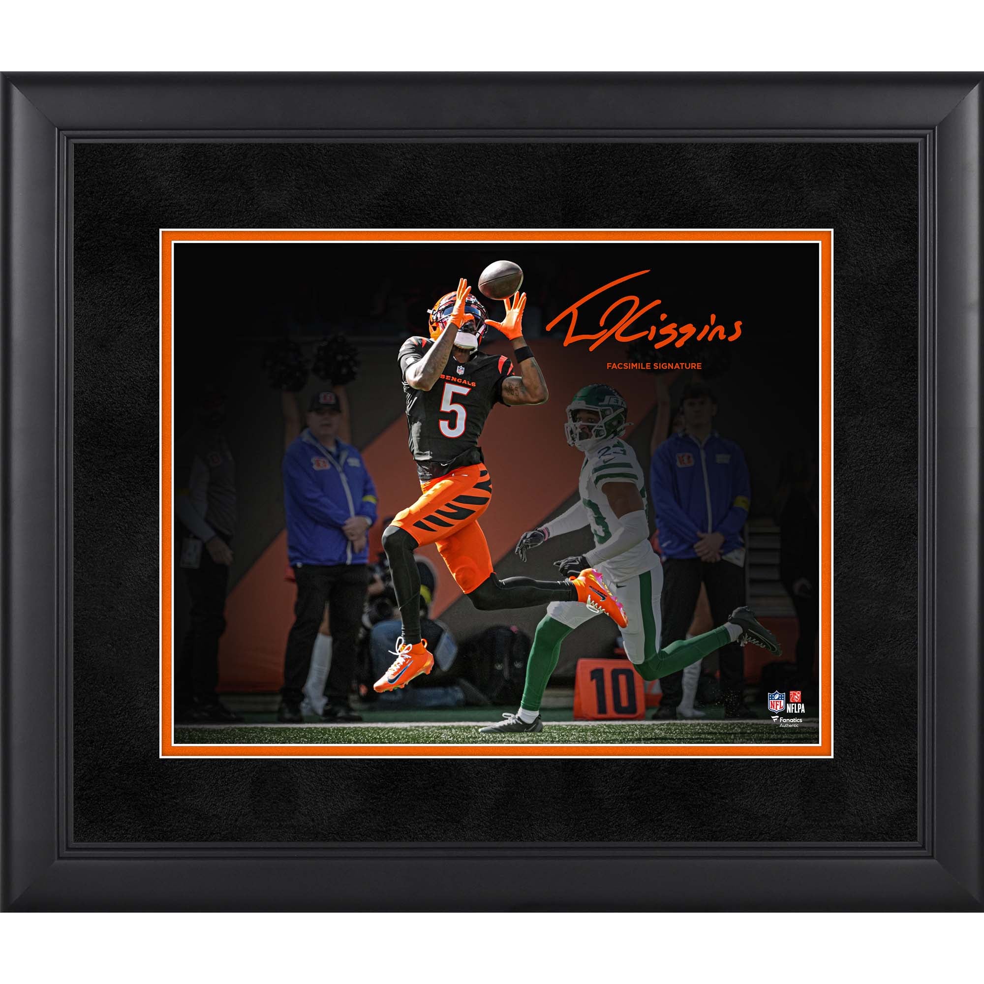 Photo encadrée 11 x 14 pouces de Tee Higgins, joueur des Bengals de Cincinnati, avec sa signature (fac-similé).