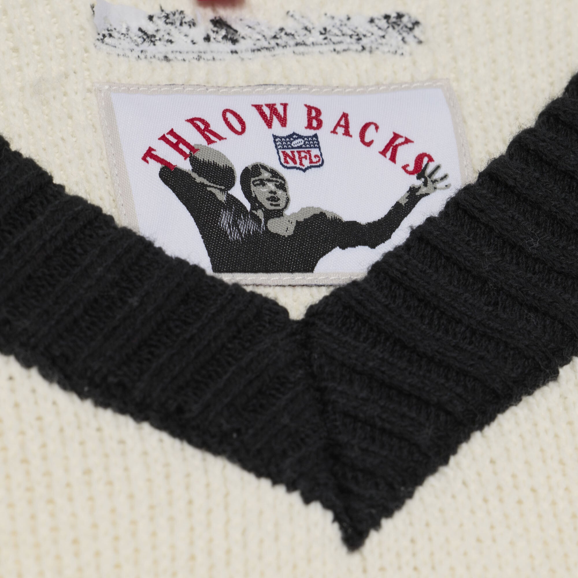 Pull à col en V Mitchell & Ness crème/noir Cincinnati Bengals Retro Roots pour femme