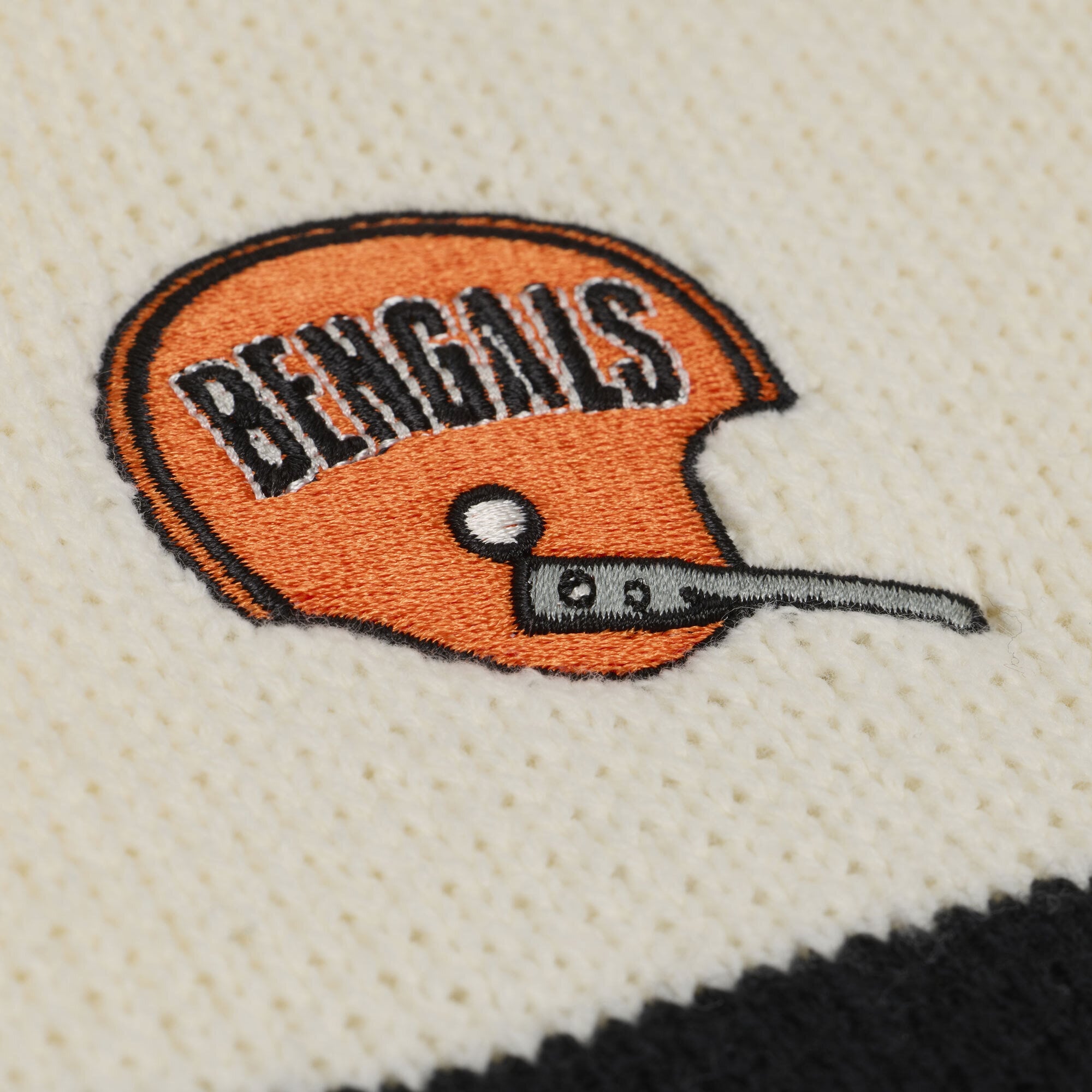 Pull à col en V Mitchell & Ness crème/noir Cincinnati Bengals Retro Roots pour femme