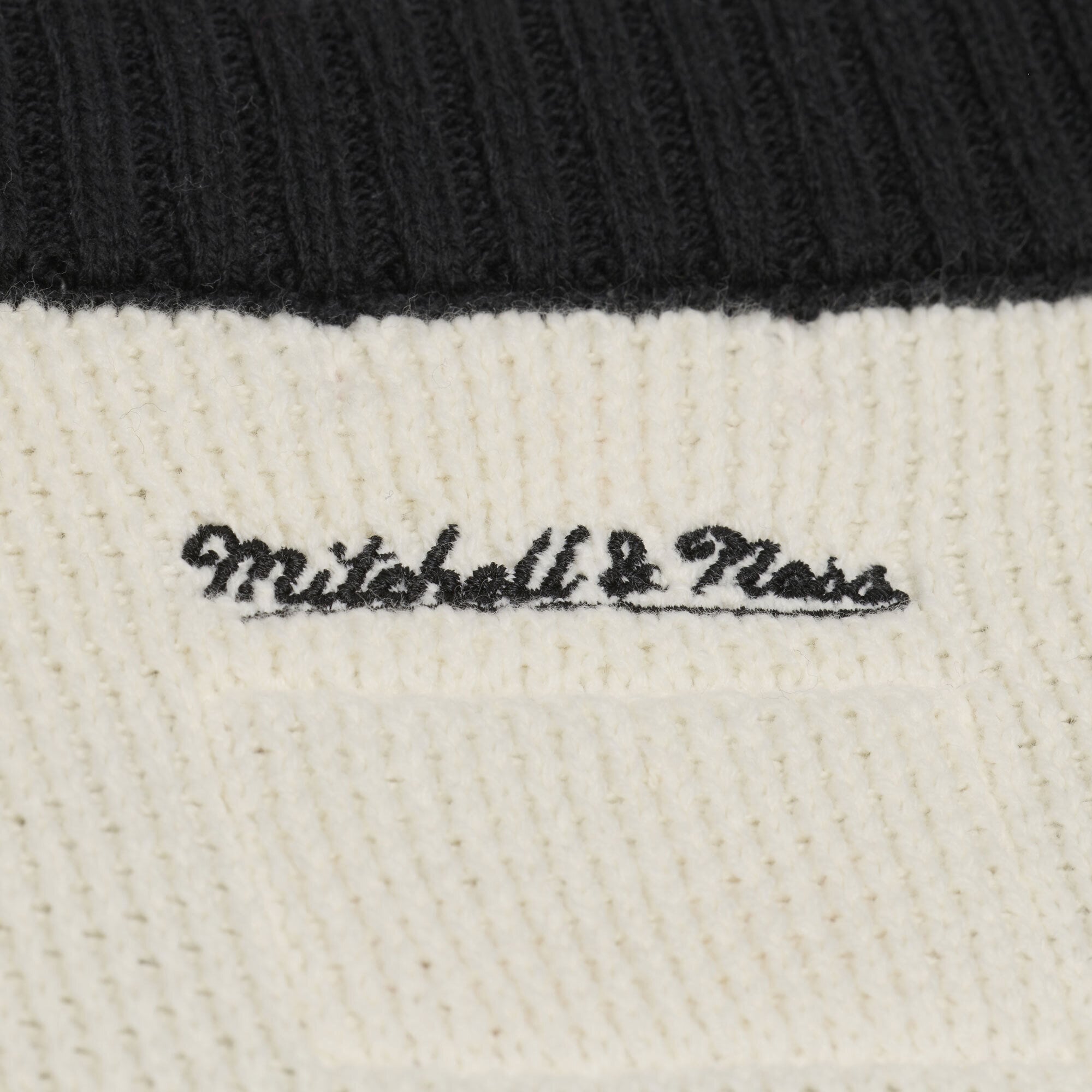 Pull à col en V Mitchell & Ness crème/noir Cincinnati Bengals Retro Roots pour femme