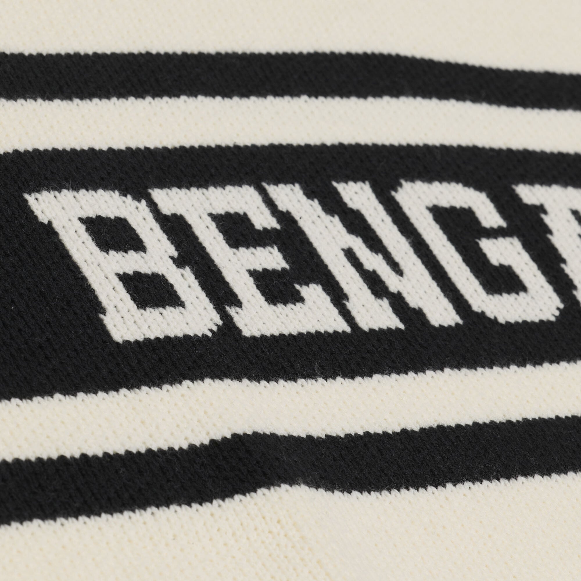 Pull à col en V Mitchell & Ness crème/noir Cincinnati Bengals Retro Roots pour femme