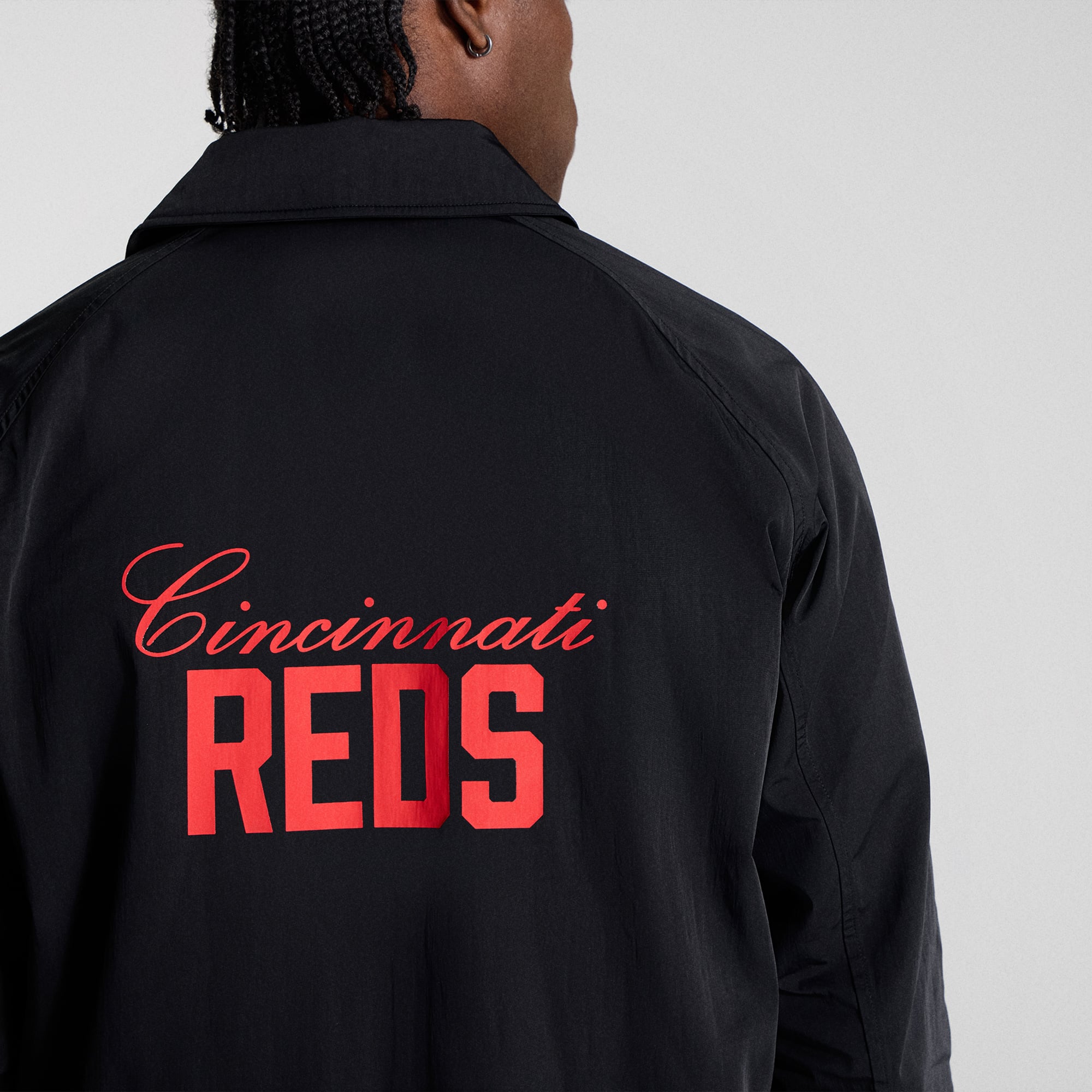 Veste d'entraîneur raglan noire Cincinnati Reds de lululemon pour homme