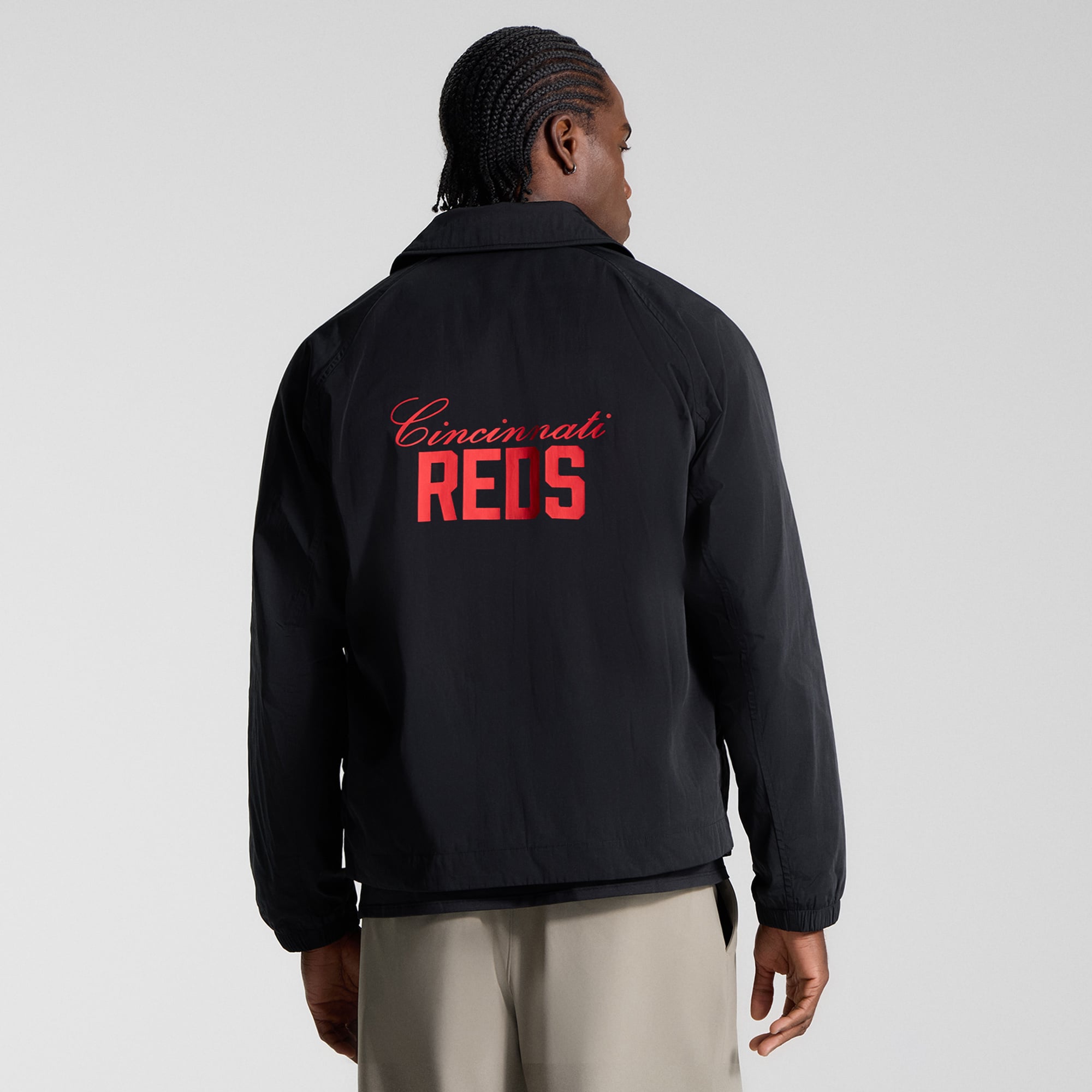 Veste d'entraîneur raglan noire Cincinnati Reds de lululemon pour homme