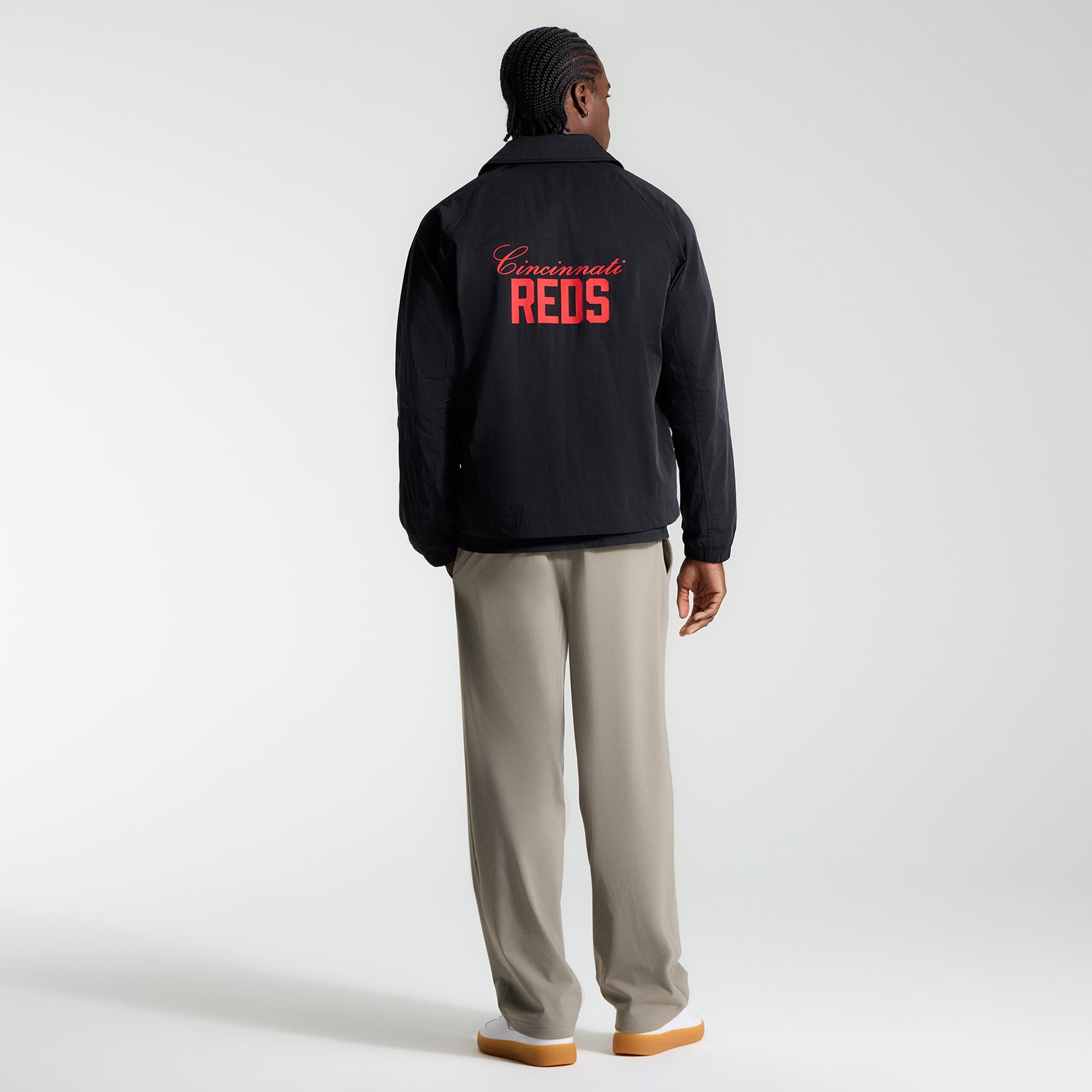 Veste d'entraîneur raglan noire Cincinnati Reds de lululemon pour homme