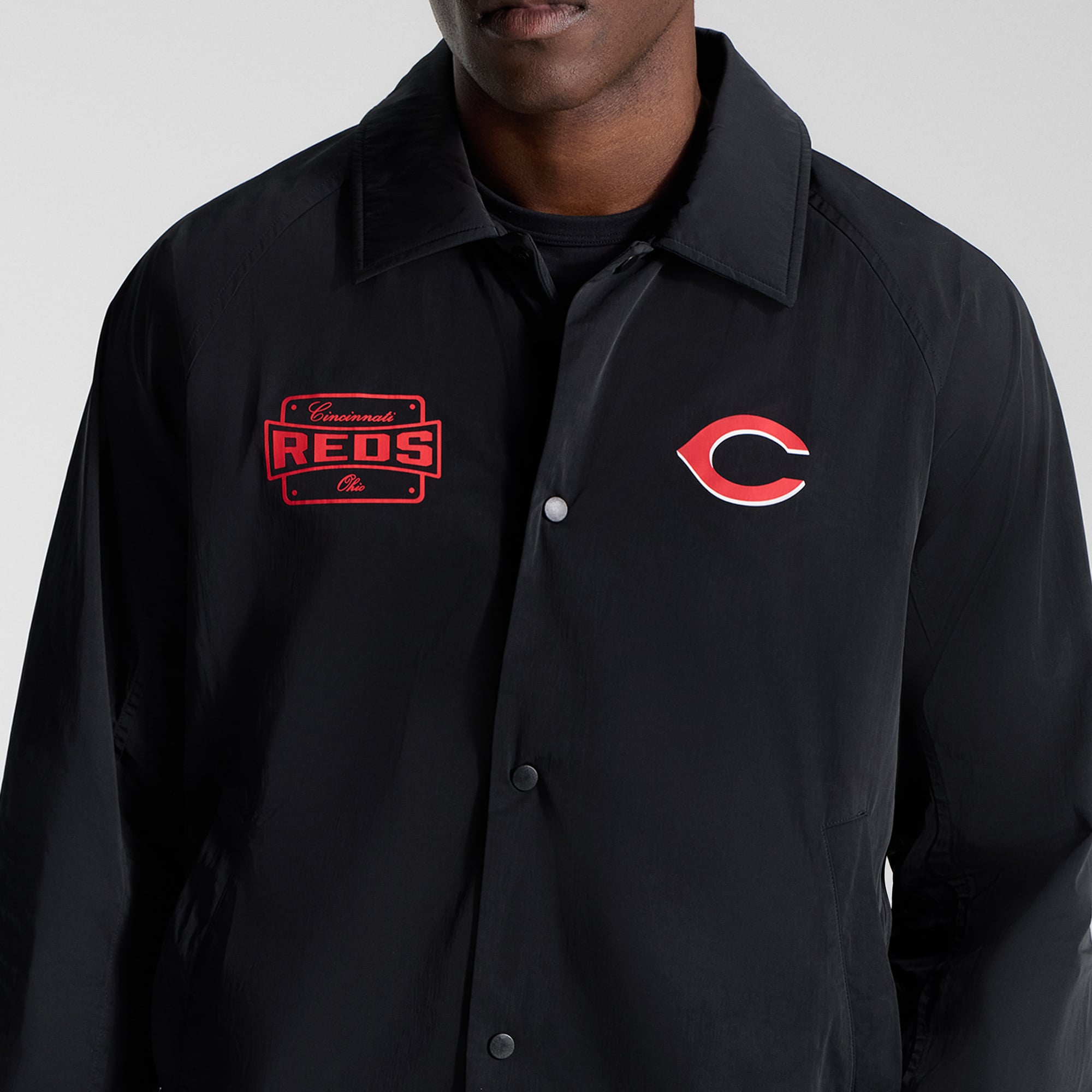 Veste d'entraîneur raglan noire Cincinnati Reds de lululemon pour homme