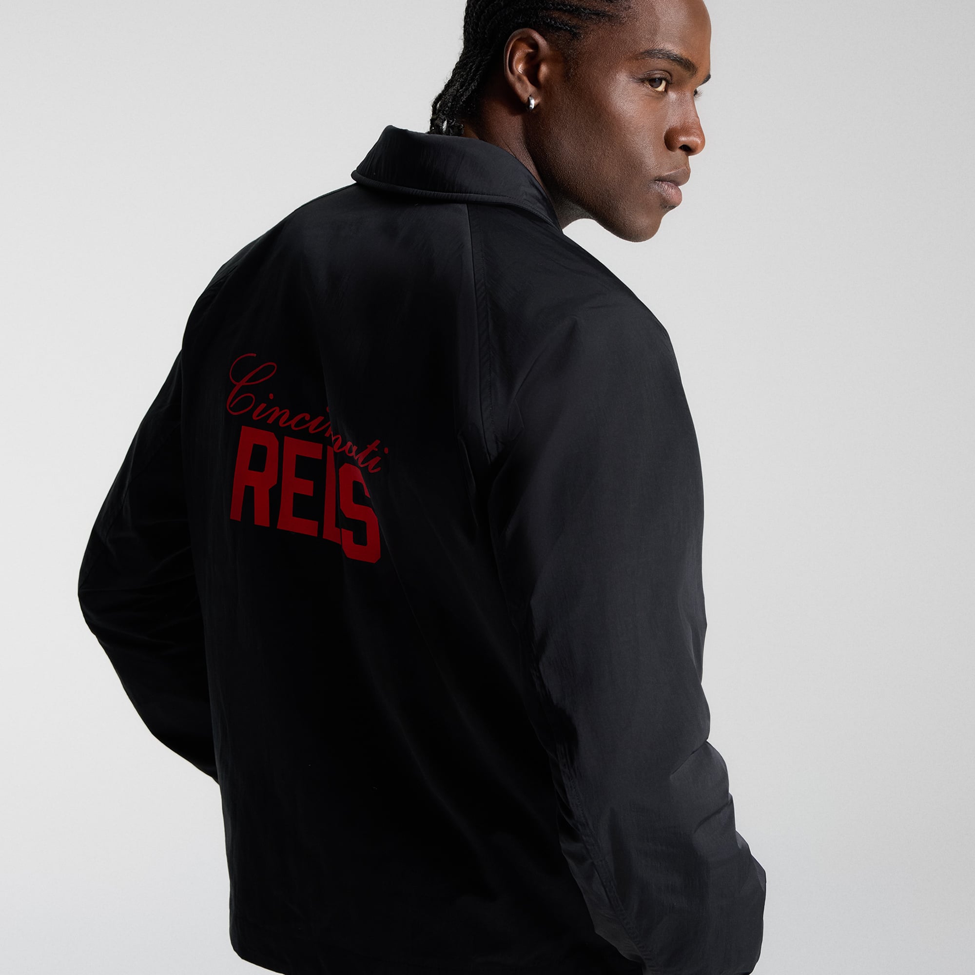 Veste d'entraîneur raglan noire Cincinnati Reds de lululemon pour homme