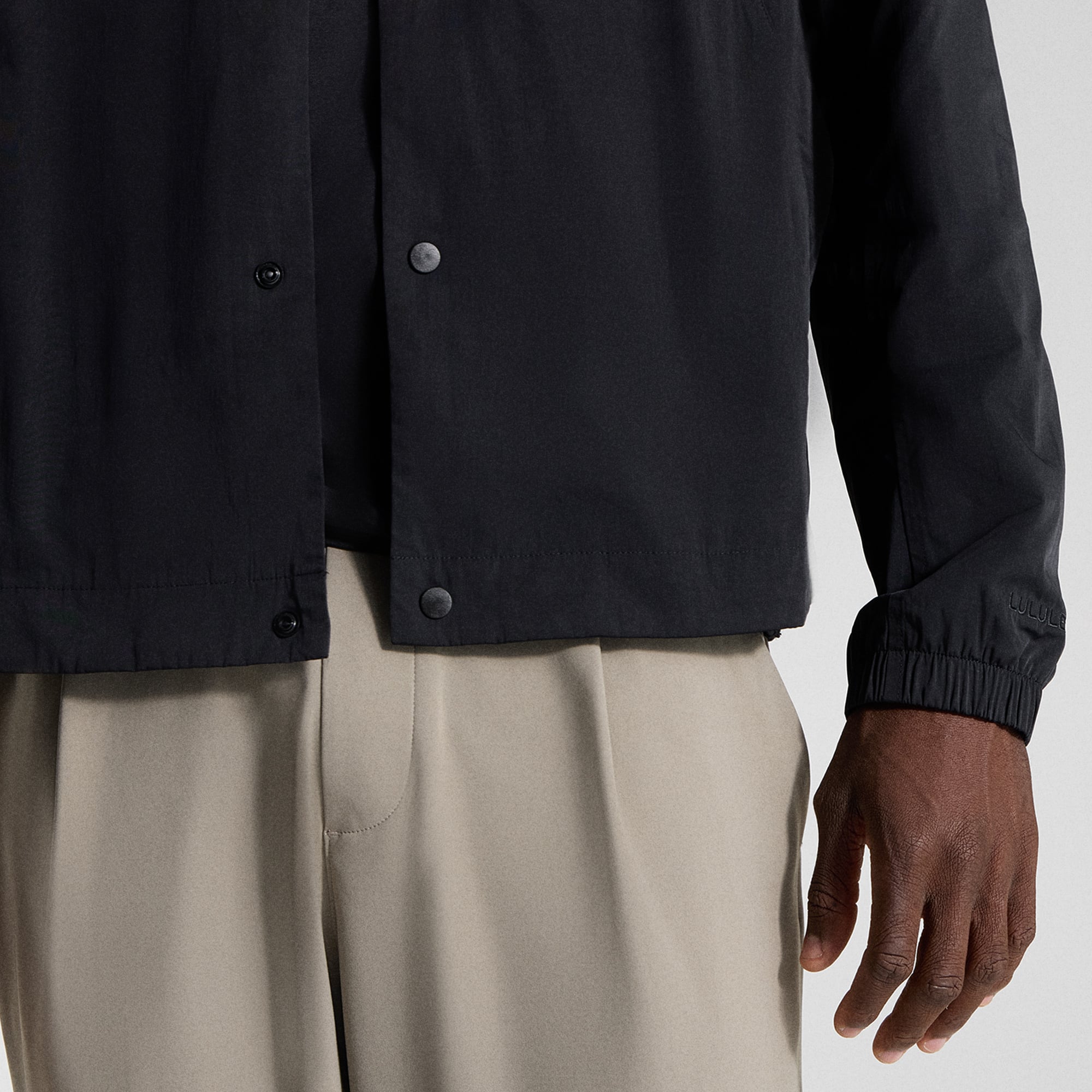 Veste d'entraîneur raglan noire Cincinnati Reds de lululemon pour homme