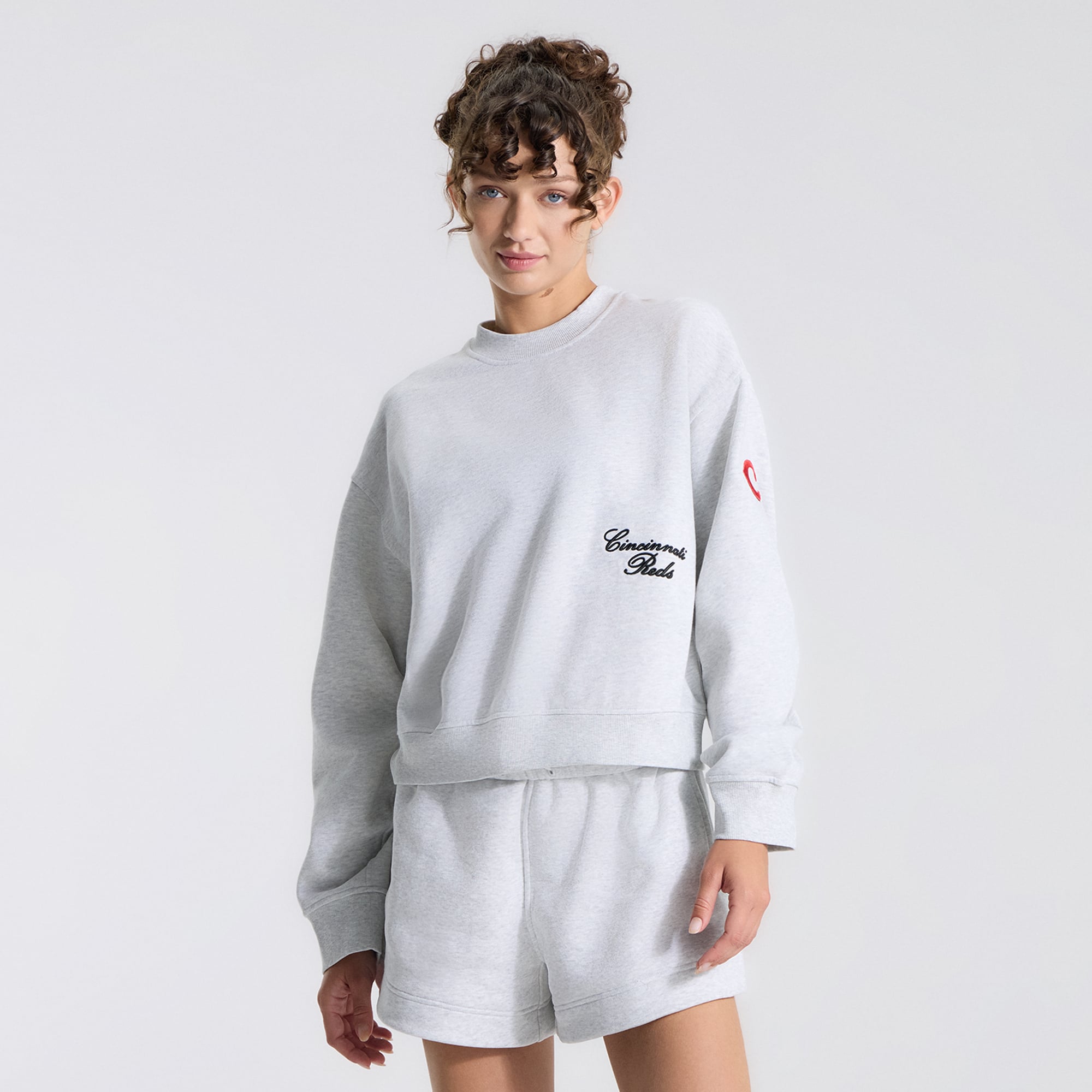 Sweat-shirt oversize Steady State pour femme, couleur gris chiné Core Ultra Light Grey, des Cincinnati Reds.