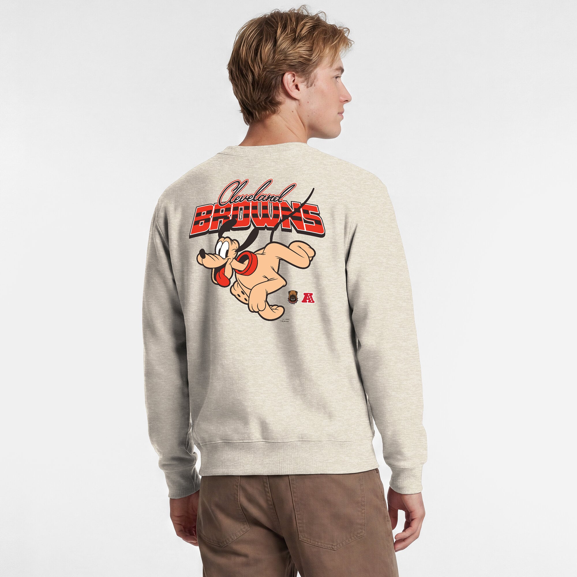Sweat-shirt à col rond Disney x Champion pour homme, couleur avoine, logo Cleveland Browns Powerblend, poitrine gauche, dos.