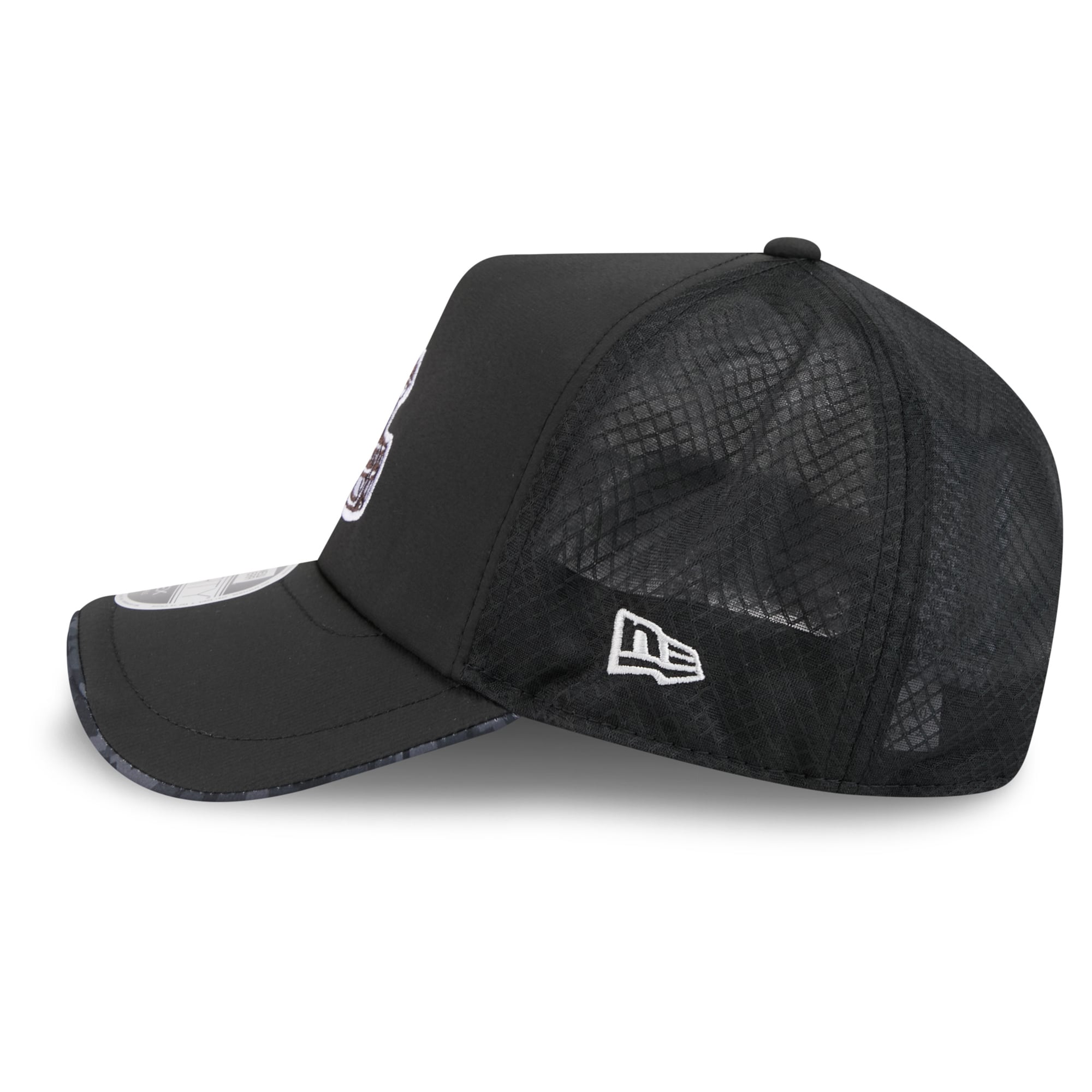 Men's New Era Black Cleveland Browns 2026 Salute To Service Apex 9FORTY Adjustable Trucker Hat